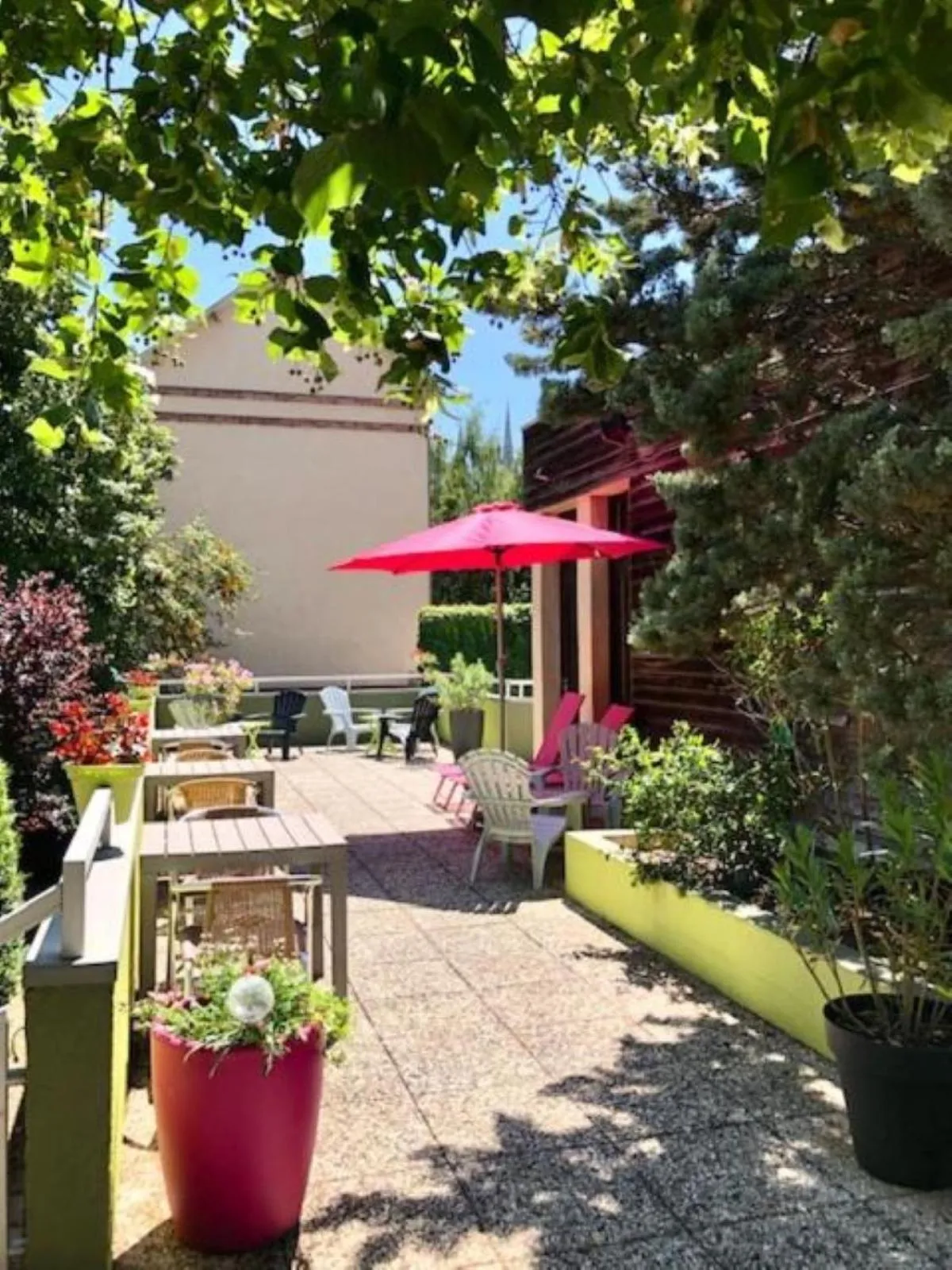 Patio in B&B HOTEL Chartres Centre Cathédrale 3 étoiles