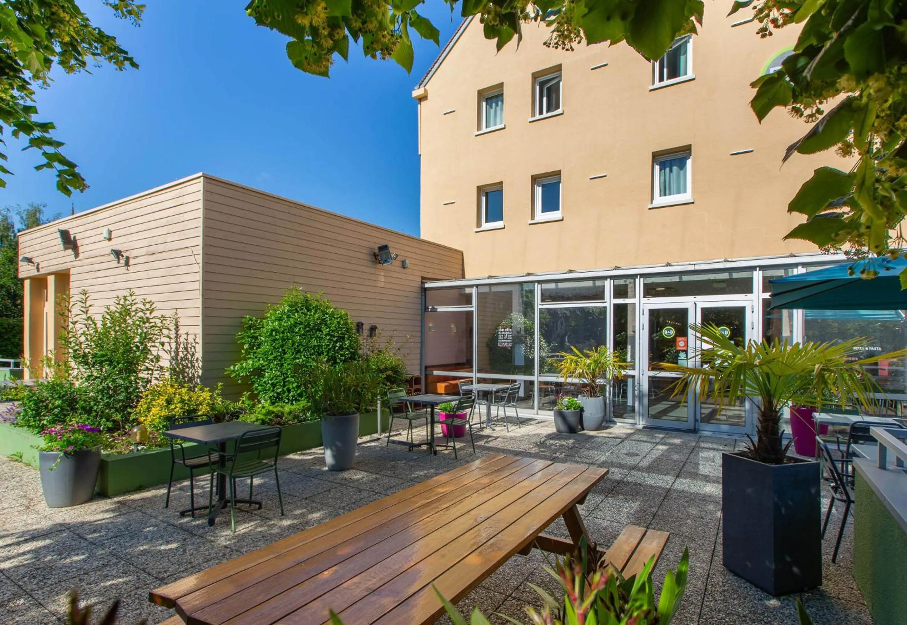 Garden in B&B HOTEL Chartres Centre Cathédrale 3 étoiles