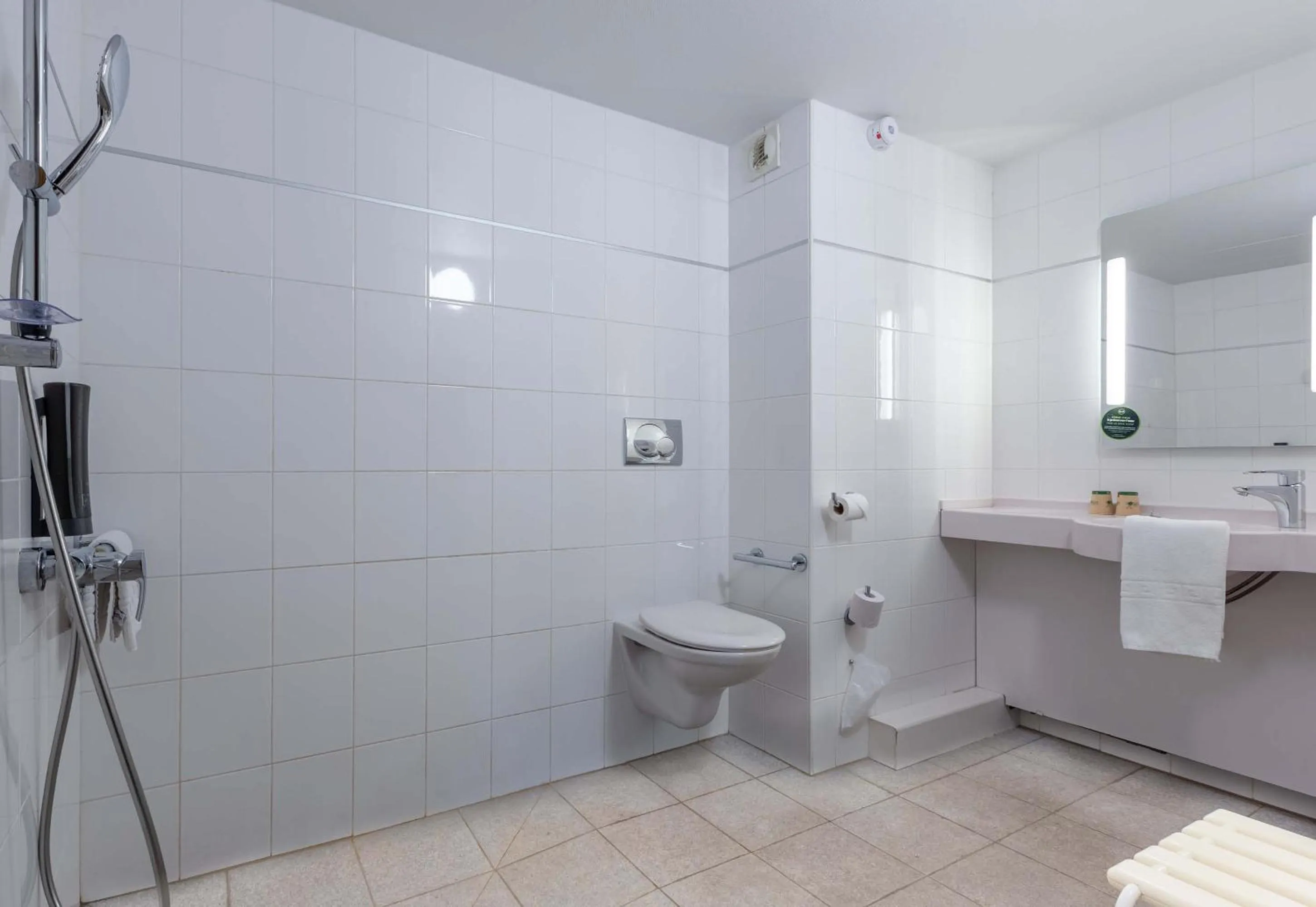 Bathroom in B&B HOTEL Chartres Centre Cathédrale 3 étoiles