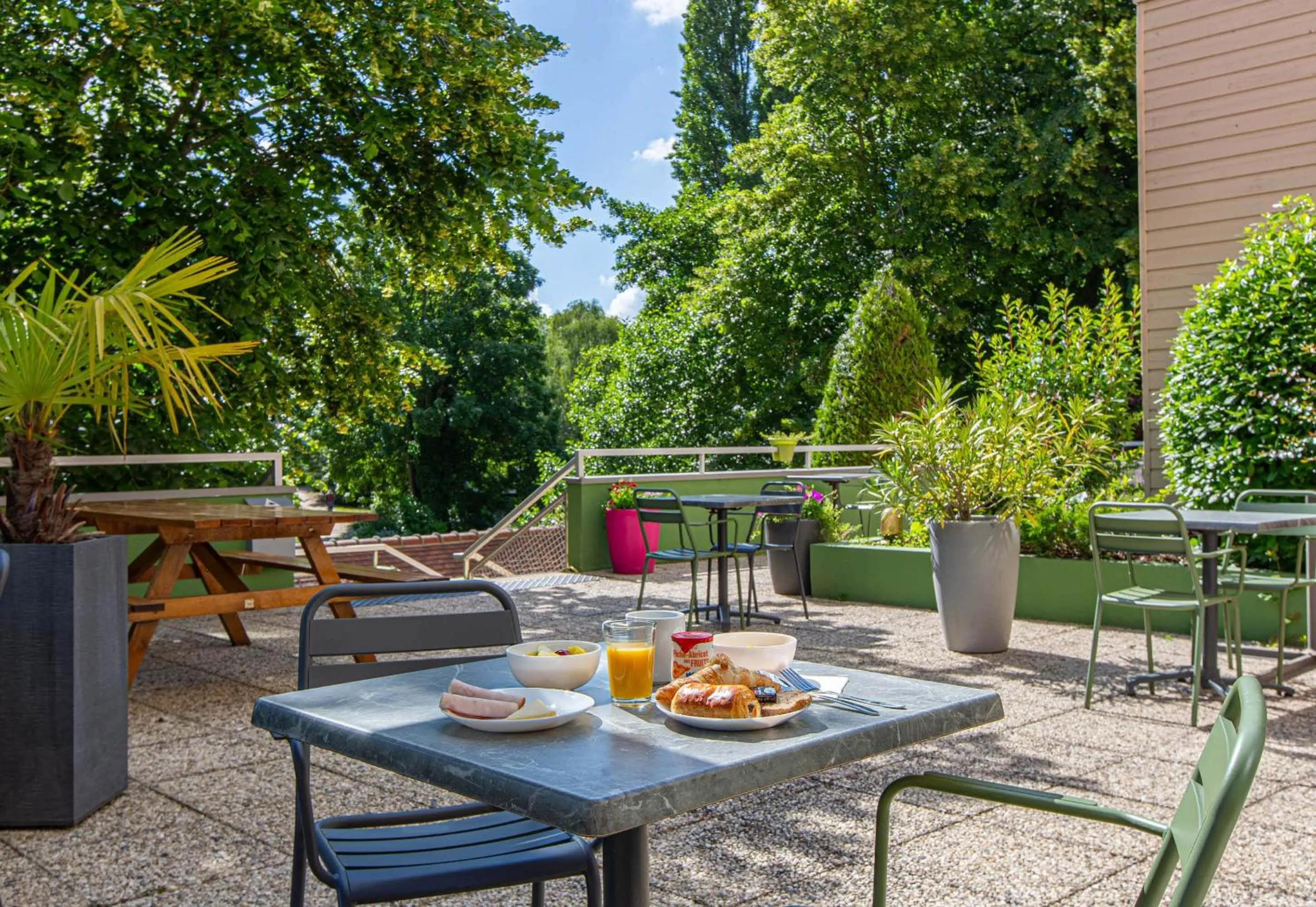 Garden in B&B HOTEL Chartres Centre Cathédrale 3 étoiles