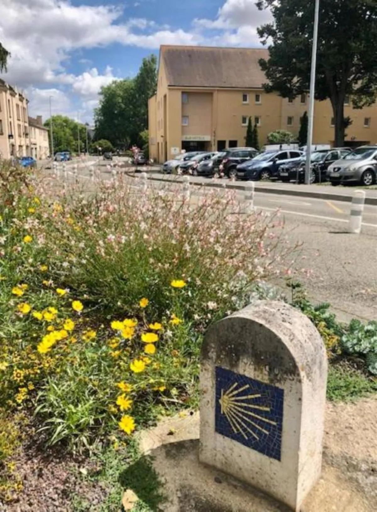Text overlay in B&B HOTEL Chartres Centre Cathédrale 3 étoiles