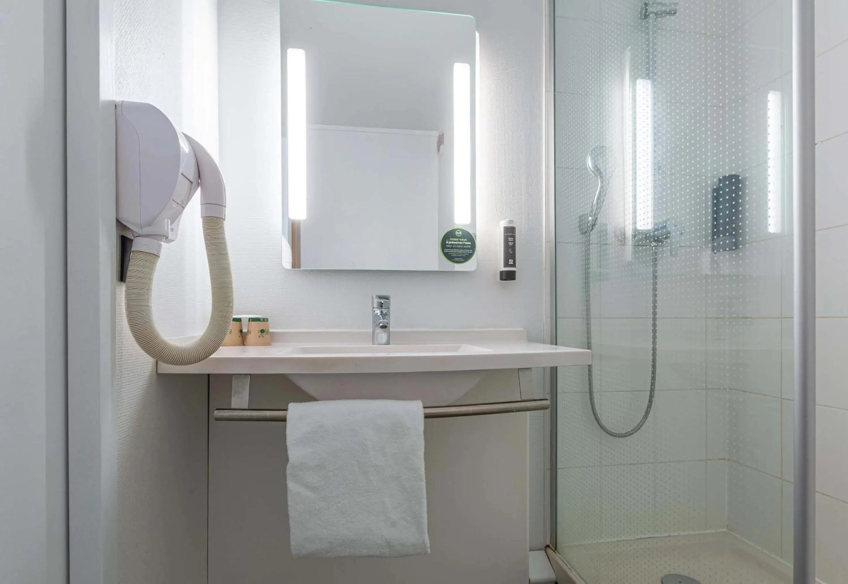 Shower in B&B HOTEL Chartres Centre Cathédrale 3 étoiles