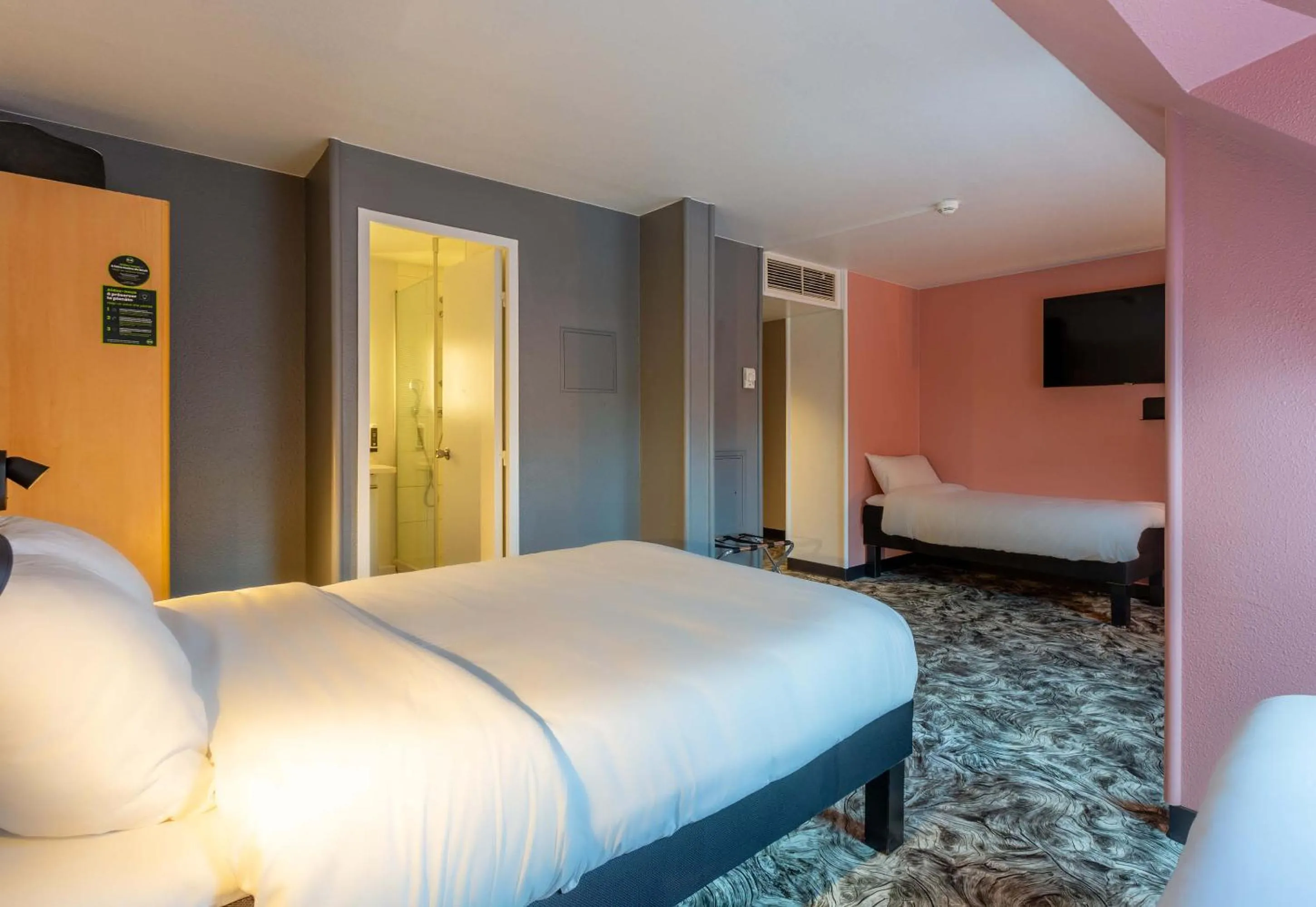 Bedroom, Bed in B&B HOTEL Chartres Centre Cathédrale 3 étoiles