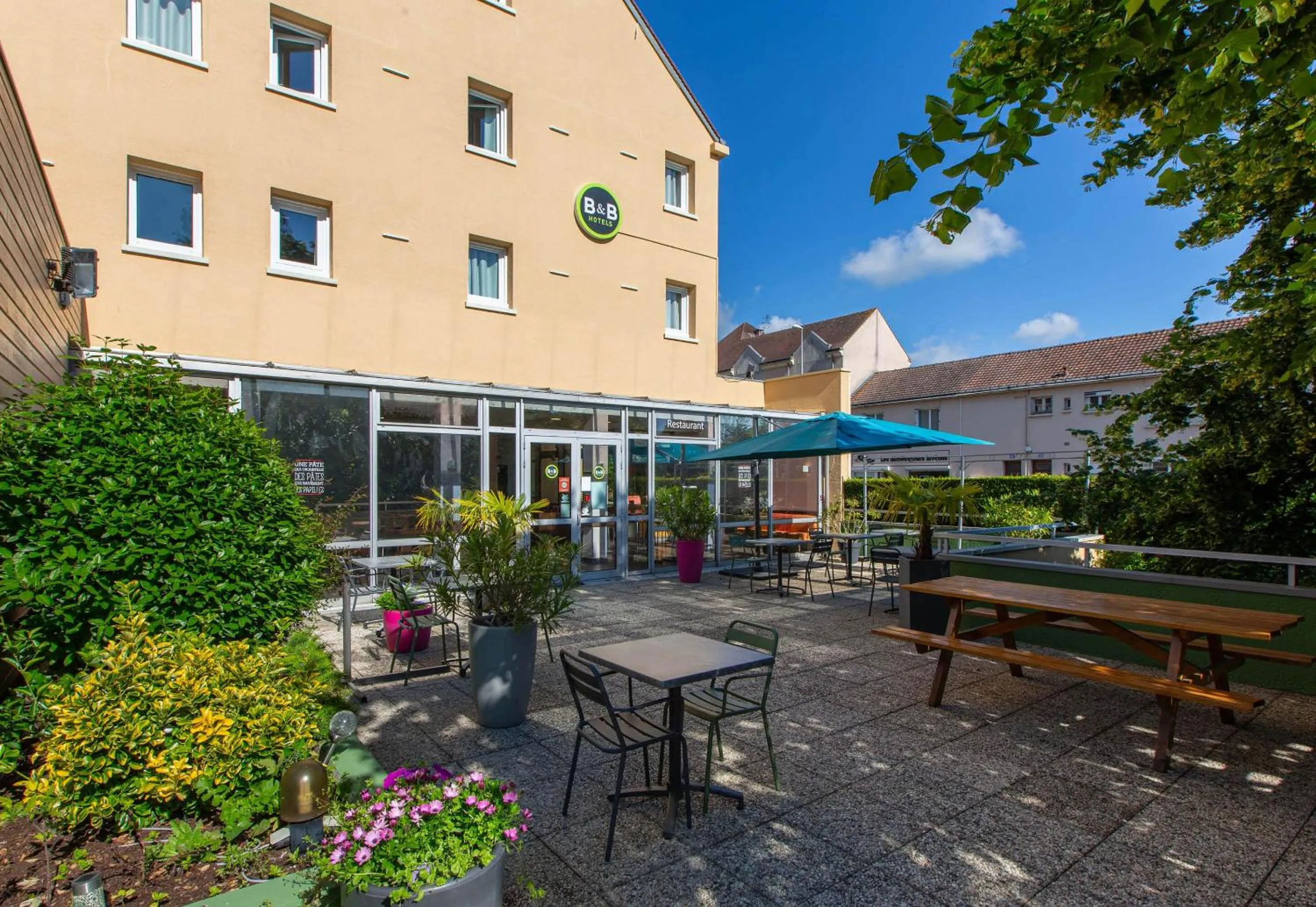 Patio in B&B HOTEL Chartres Centre Cathédrale 3 étoiles