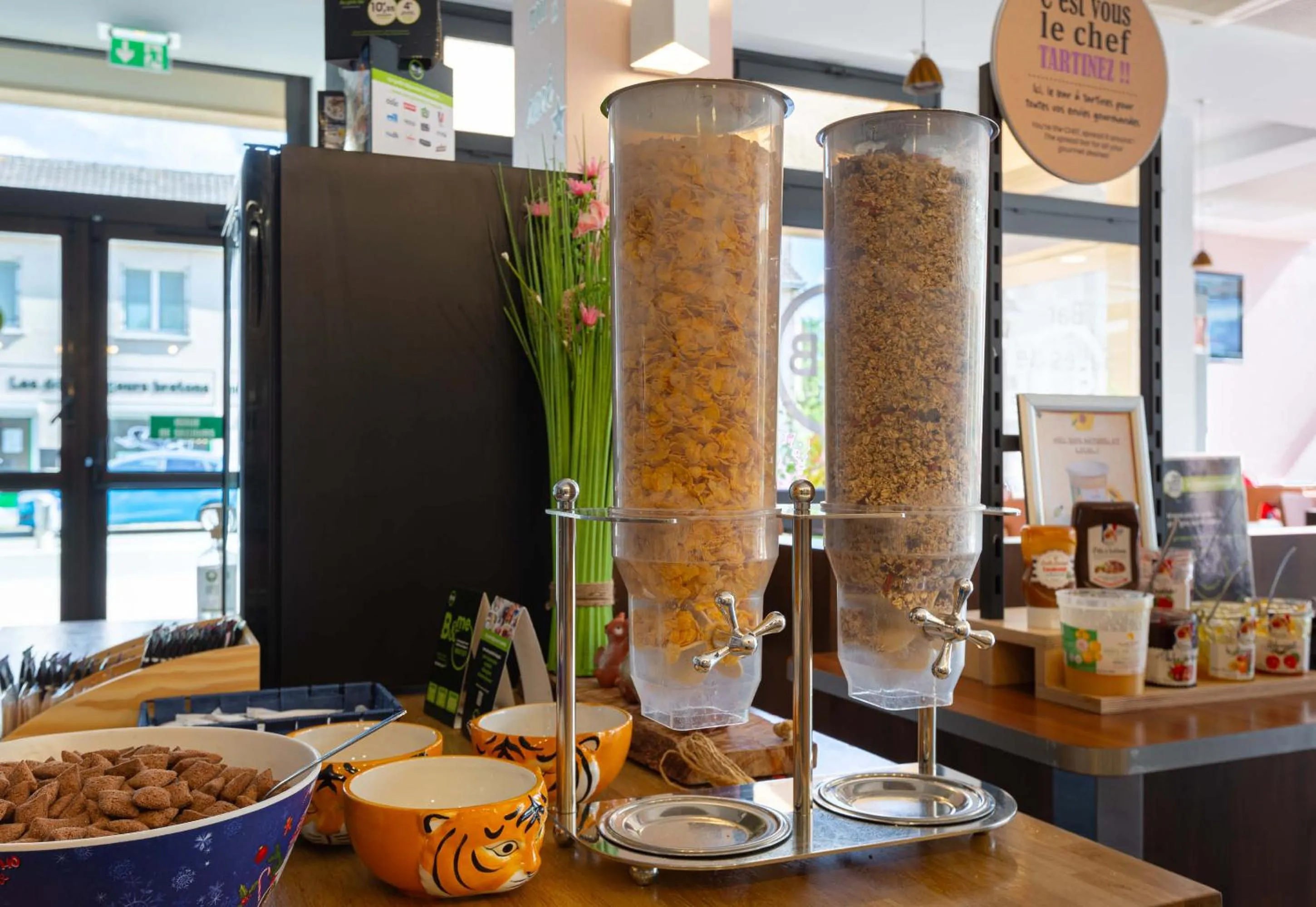 Buffet breakfast in B&B HOTEL Chartres Centre Cathédrale 3 étoiles