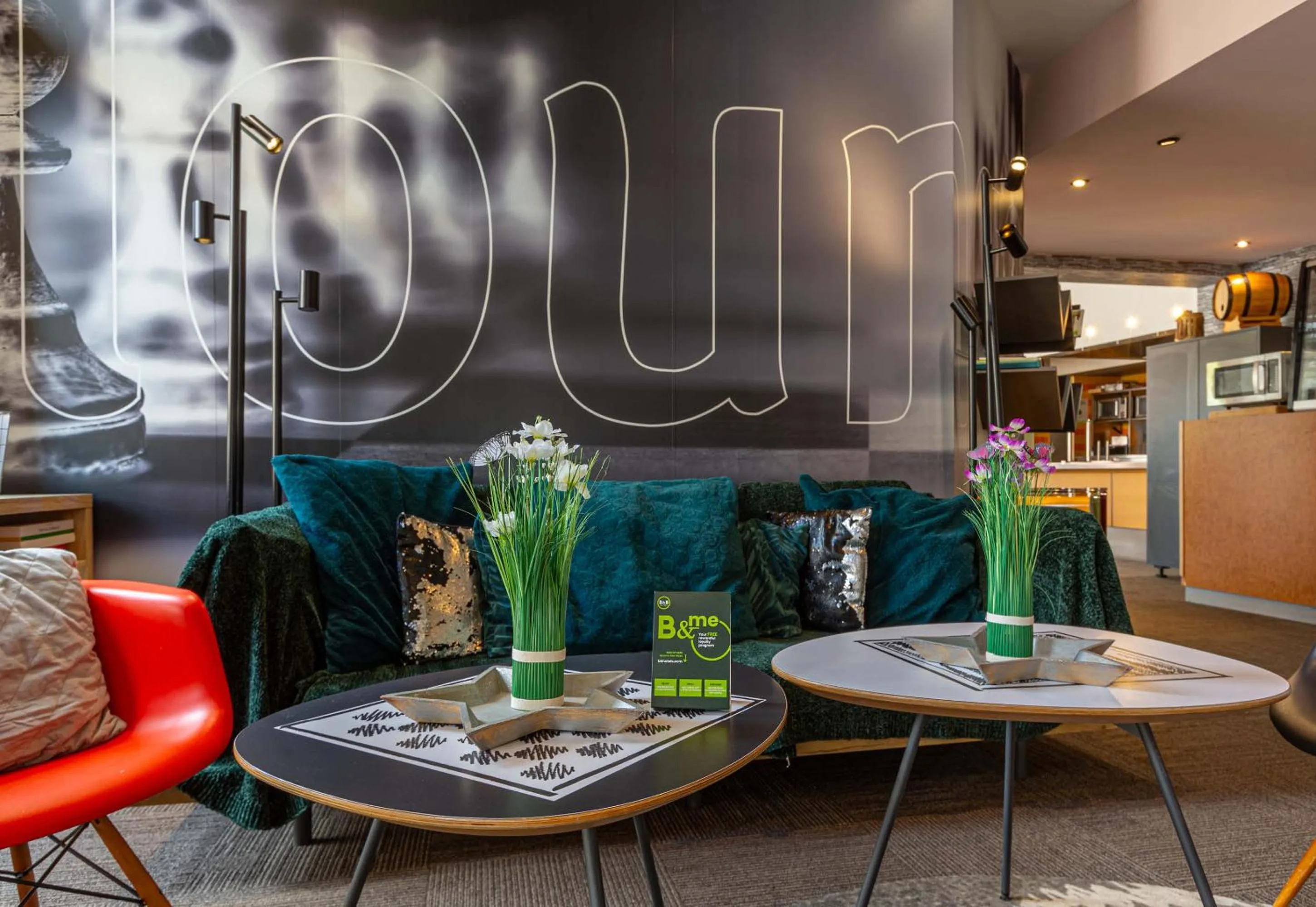 Seating area in B&B HOTEL Chartres Centre Cathédrale 3 étoiles