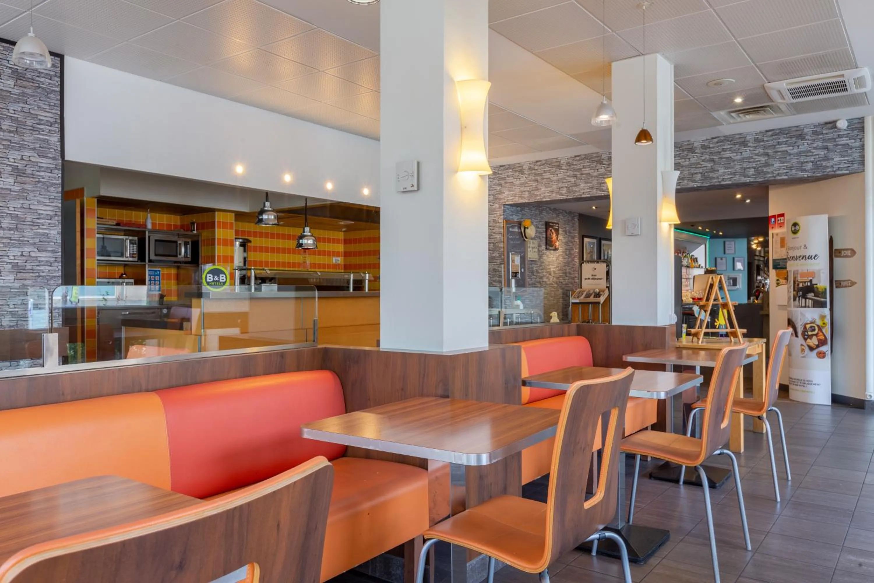 Buffet breakfast in B&B HOTEL Chartres Centre Cathédrale 3 étoiles