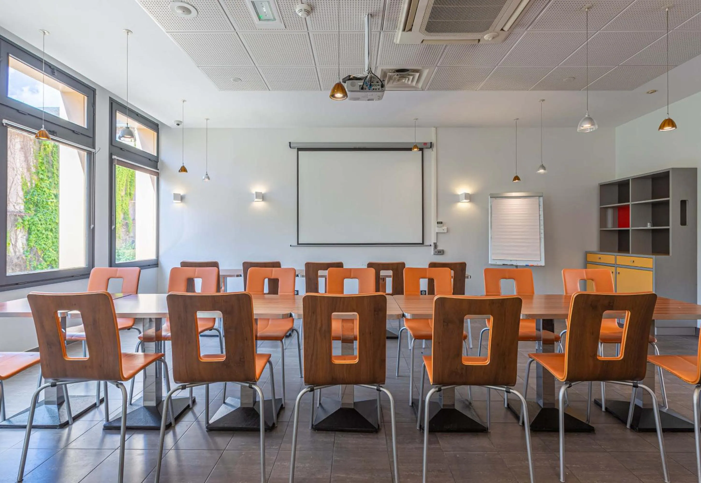 Meeting/conference room in B&B HOTEL Chartres Centre Cathédrale 3 étoiles