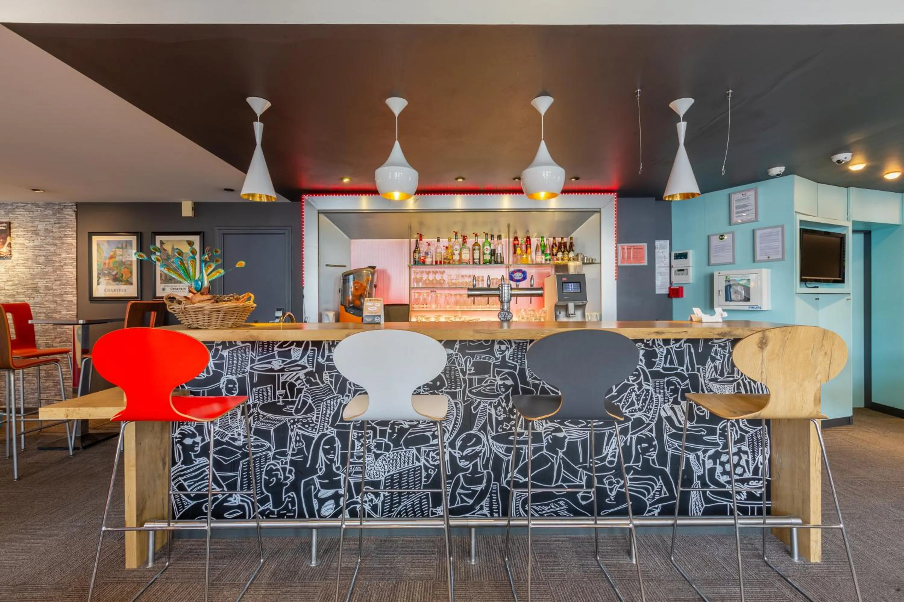 Lounge or bar in B&B HOTEL Chartres Centre Cathédrale 3 étoiles