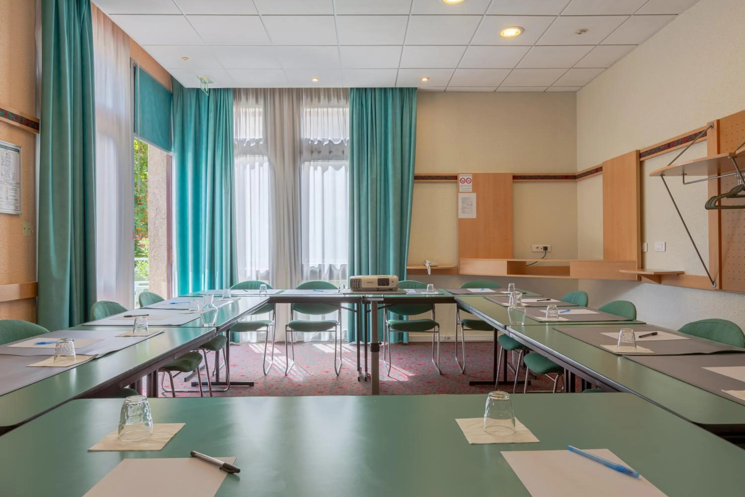 Meeting/conference room in B&B HOTEL Chartres Centre Cathédrale 3 étoiles
