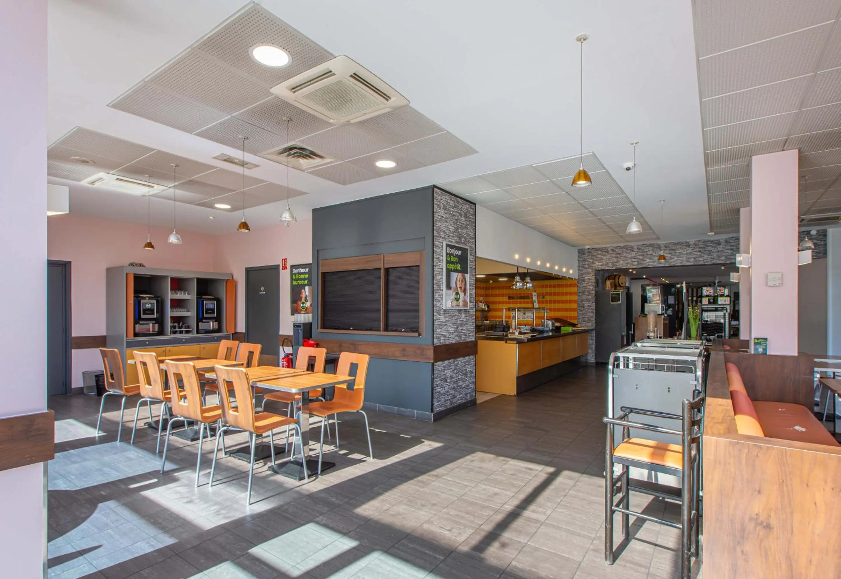 Restaurant/places to eat in B&B HOTEL Chartres Centre Cathédrale 3 étoiles