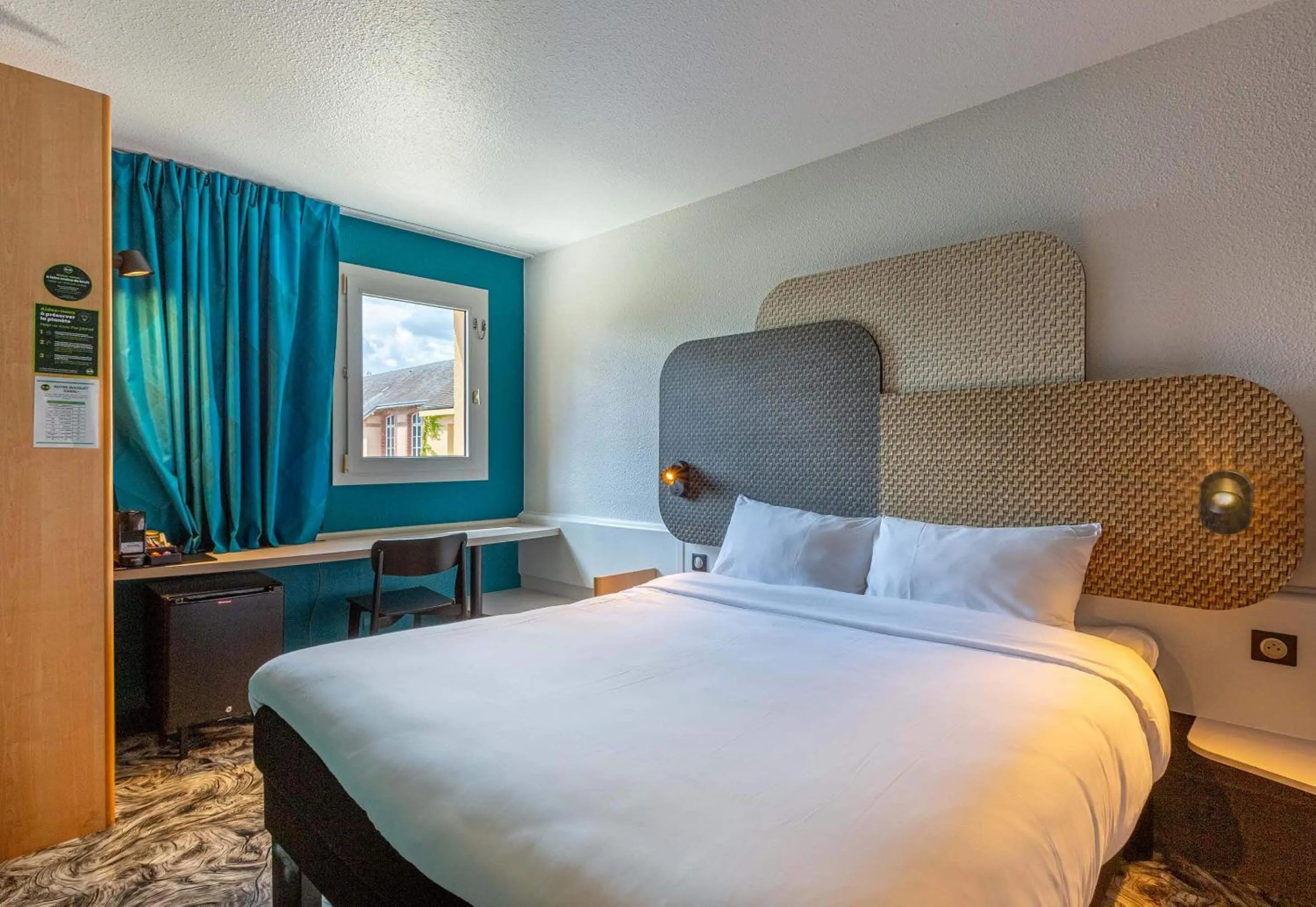 Coffee/tea facilities, Bed in B&B HOTEL Chartres Centre Cathédrale 3 étoiles