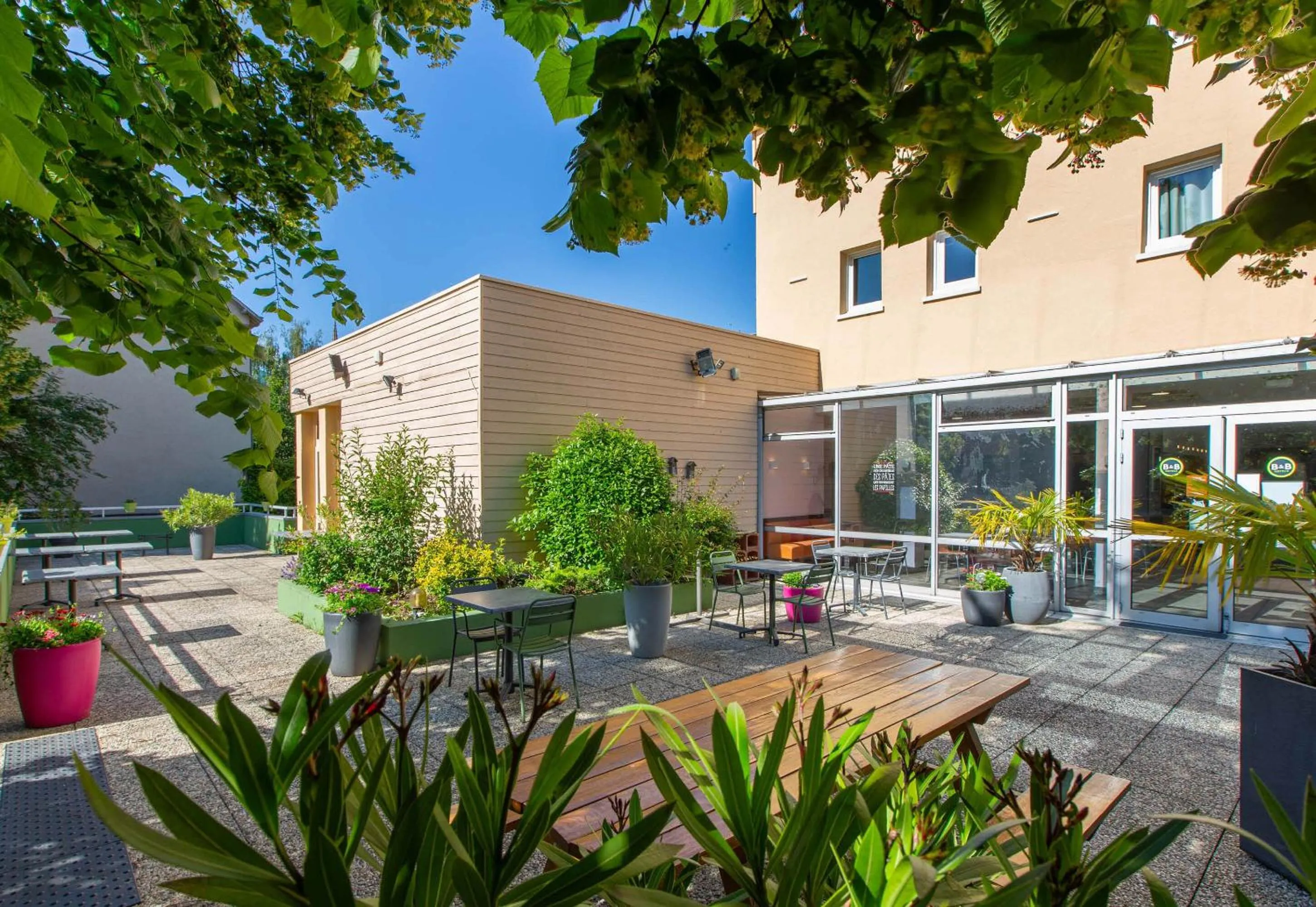 Garden in B&B HOTEL Chartres Centre Cathédrale 3 étoiles