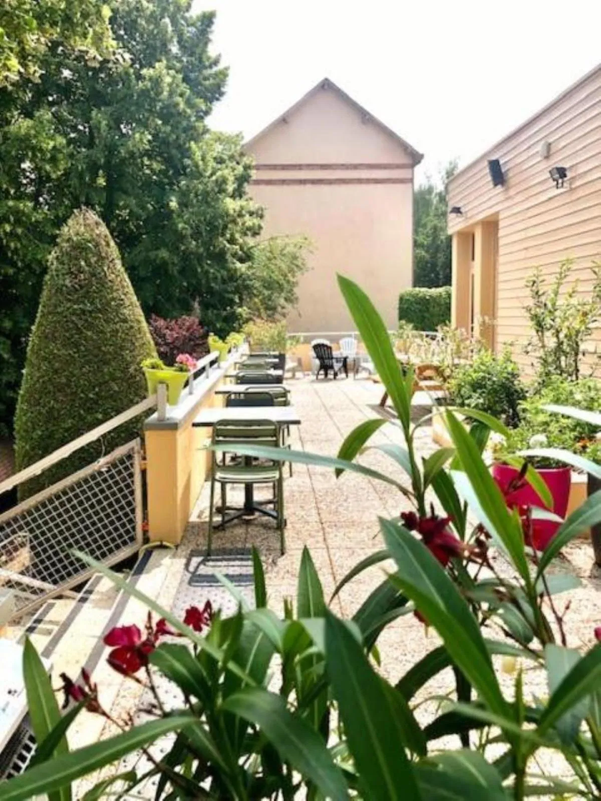 Patio in B&B HOTEL Chartres Centre Cathédrale 3 étoiles