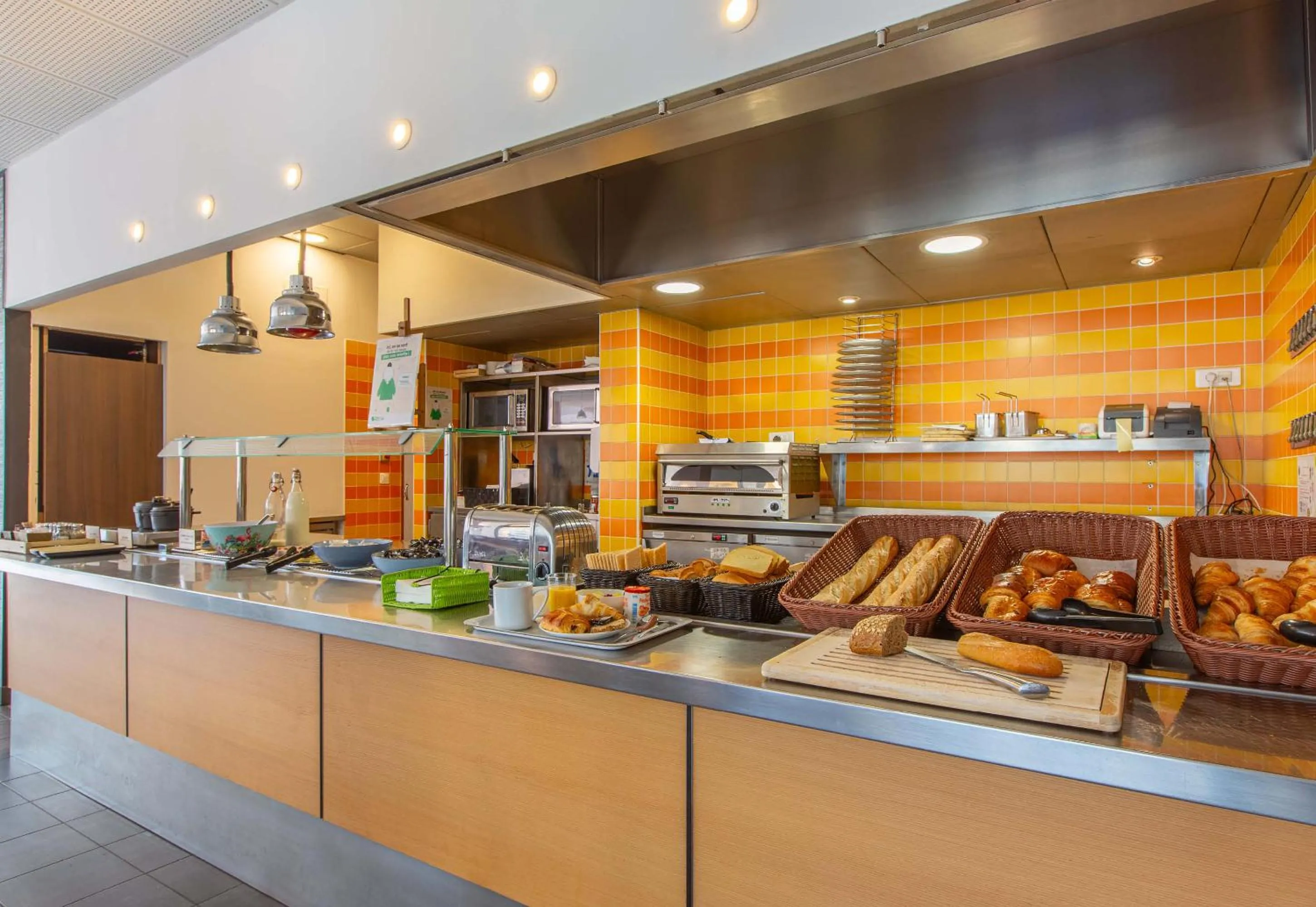 Buffet breakfast in B&B HOTEL Chartres Centre Cathédrale 3 étoiles