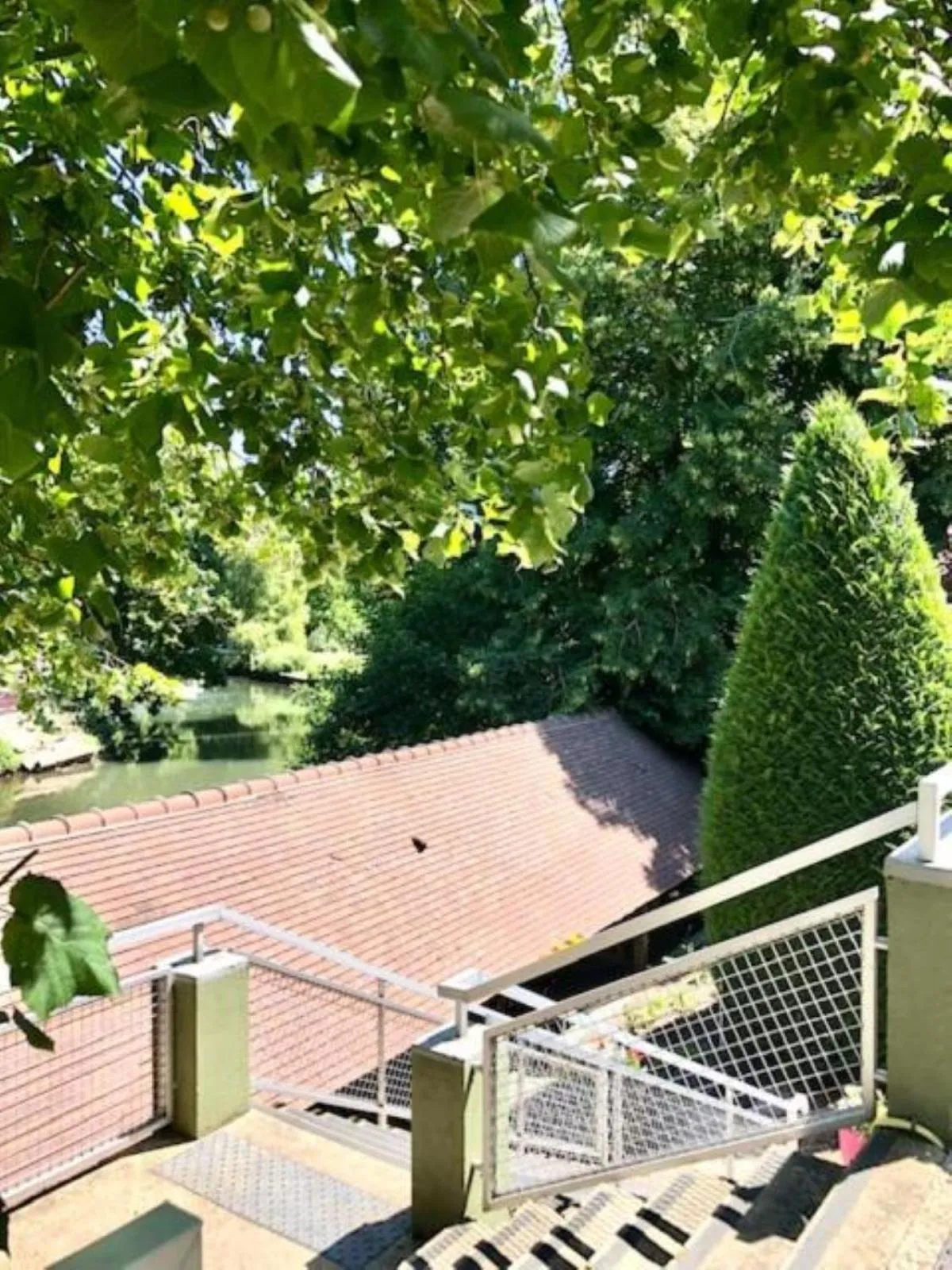 Garden view in B&B HOTEL Chartres Centre Cathédrale 3 étoiles