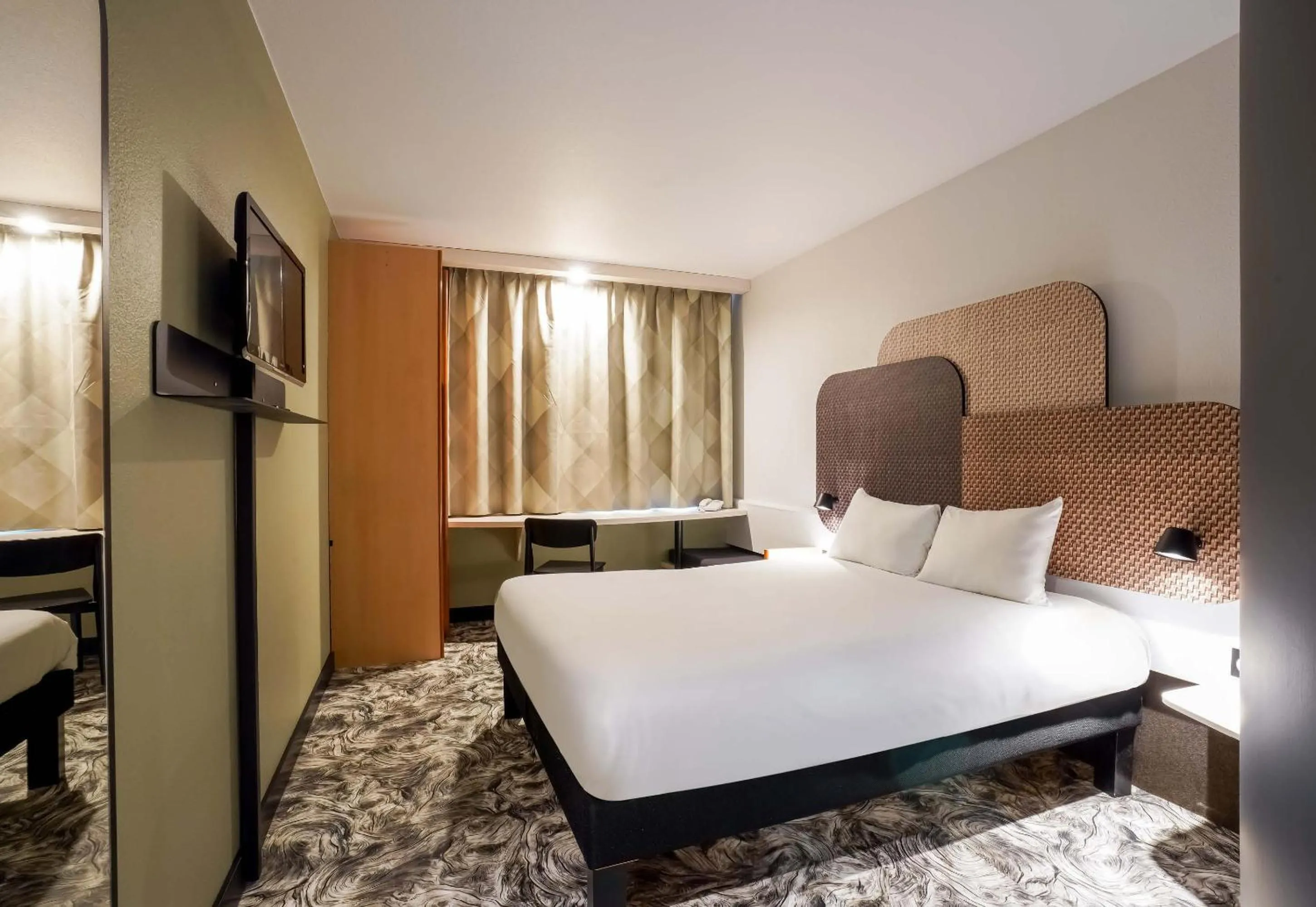 Bedroom, Bed in B&B HOTEL Chartres Centre Cathédrale 3 étoiles