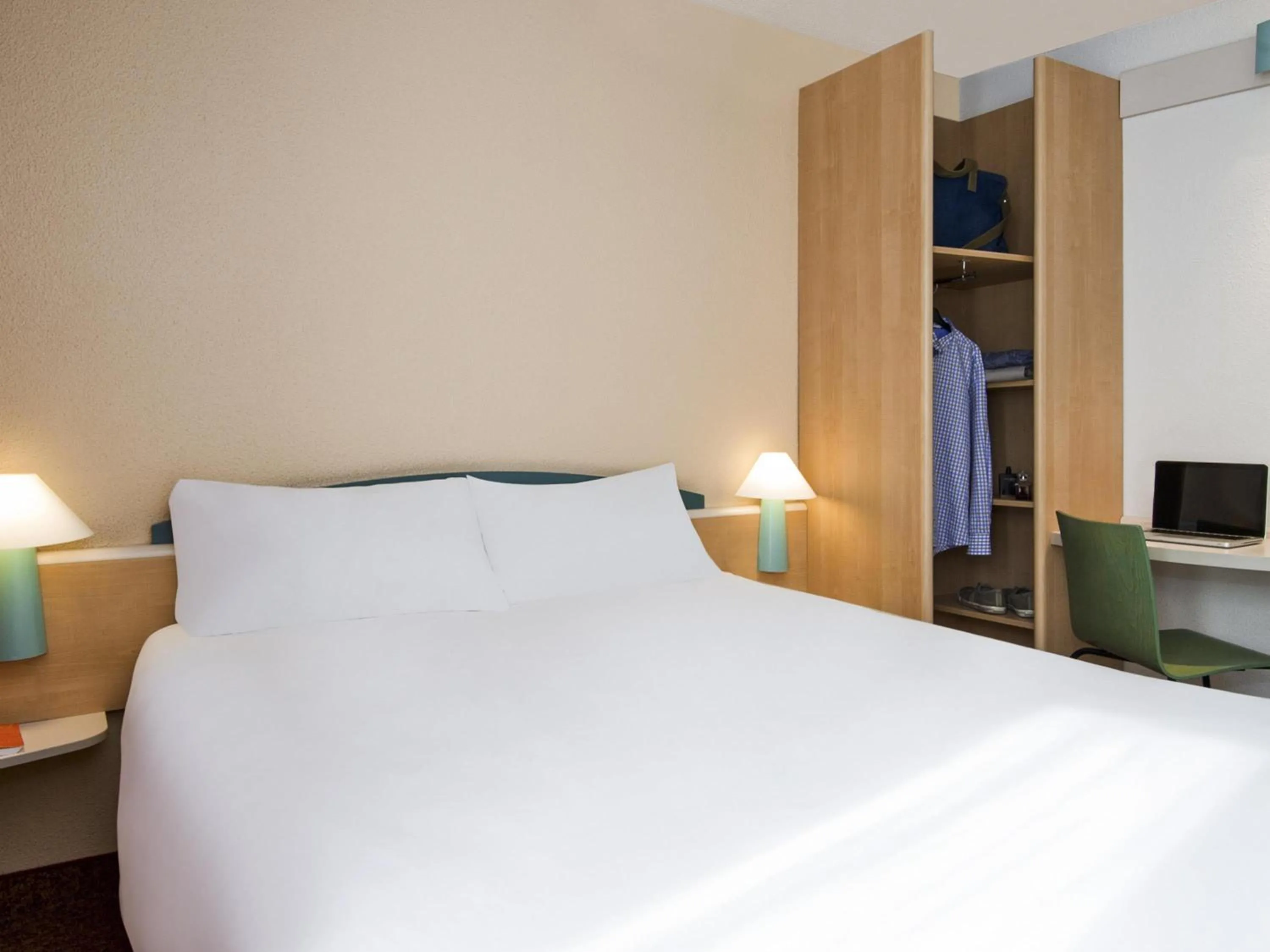 Bedroom, Bed in ibis Blois Centre Château