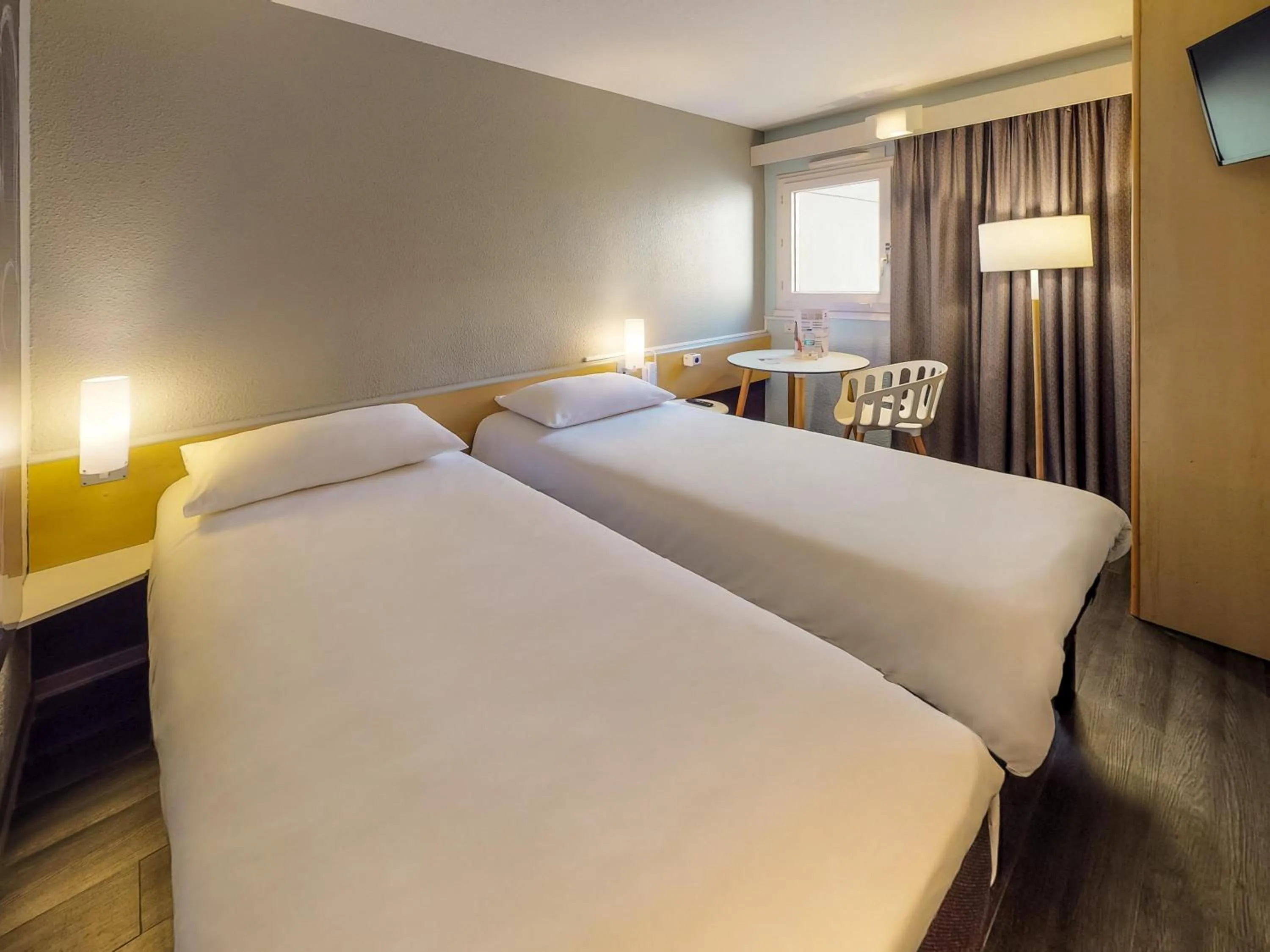 Bedroom, Bed in ibis Thonon Centre