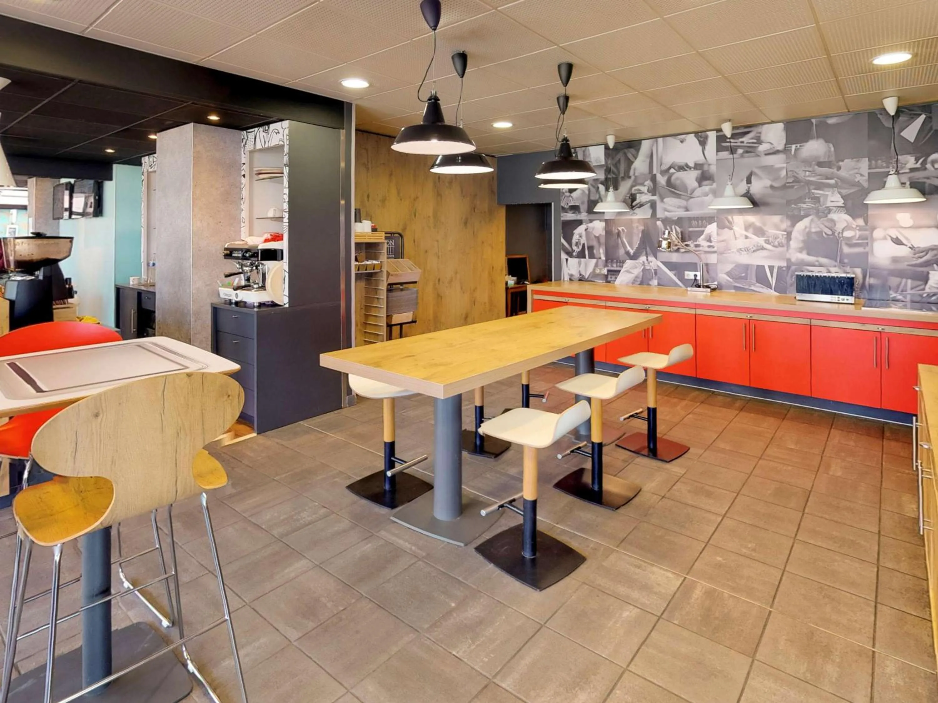 Lounge or bar in ibis Thonon Centre