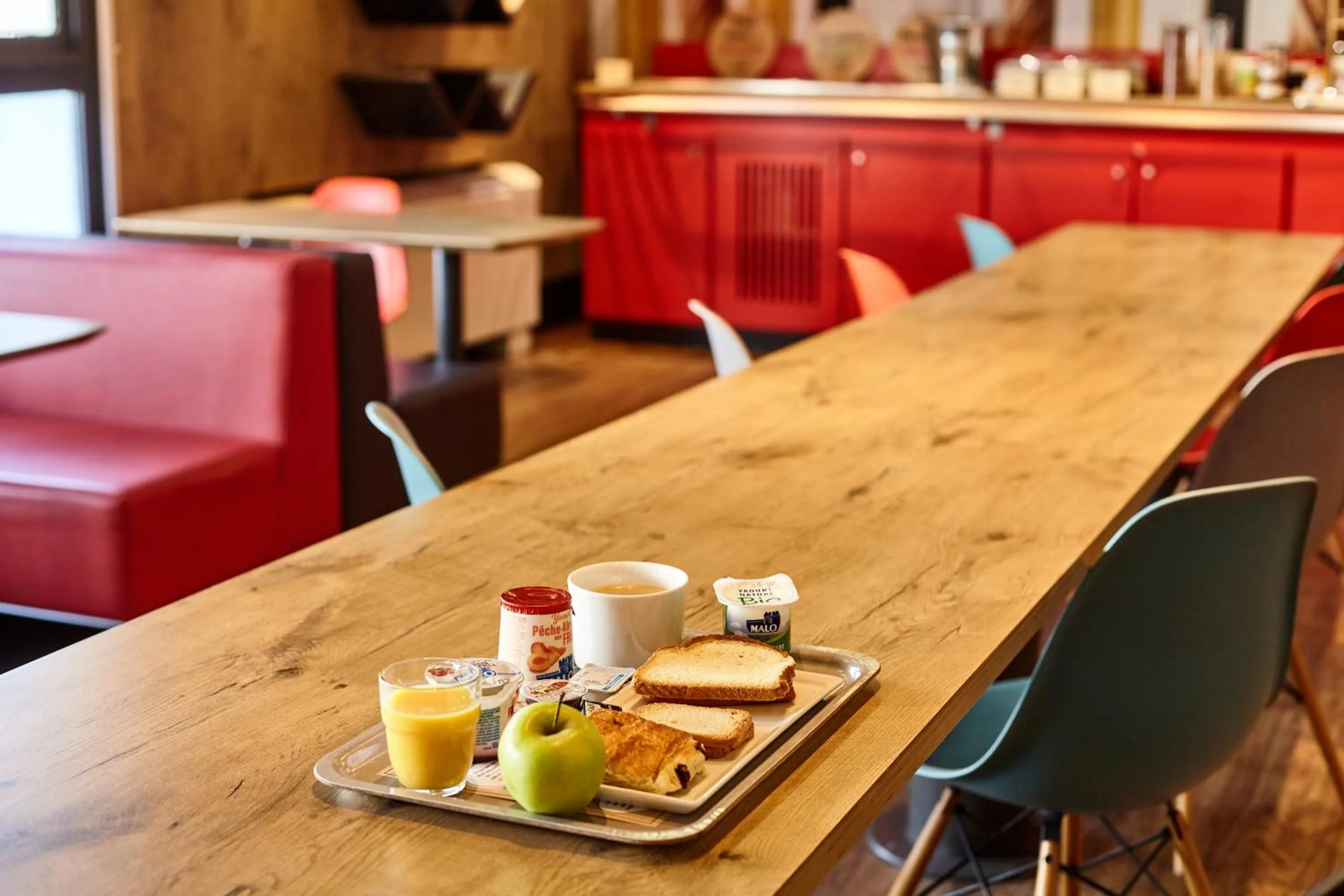 Breakfast in B&B HOTEL Versailles Le Chesnay