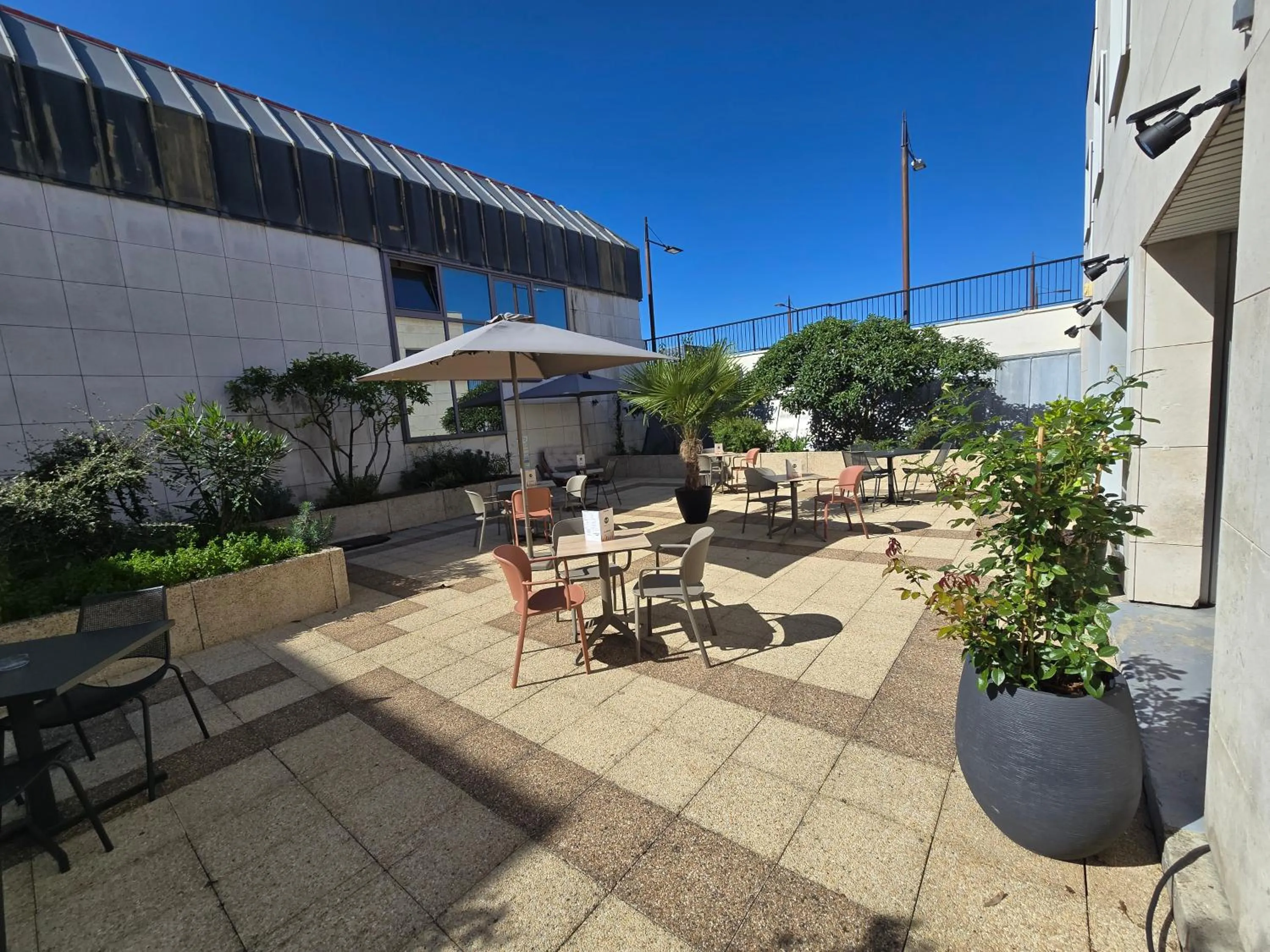 Patio in B&B HOTEL Versailles Le Chesnay