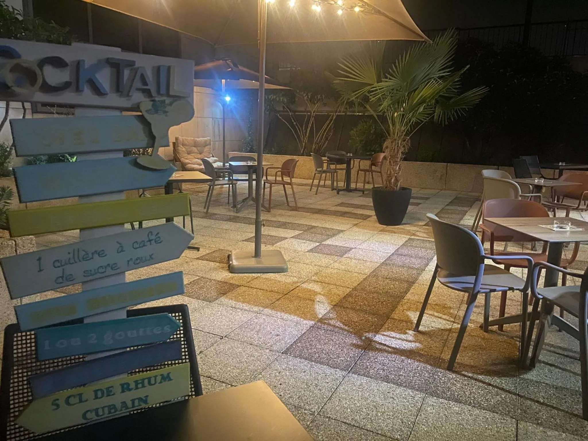 Patio in B&B HOTEL Versailles Le Chesnay