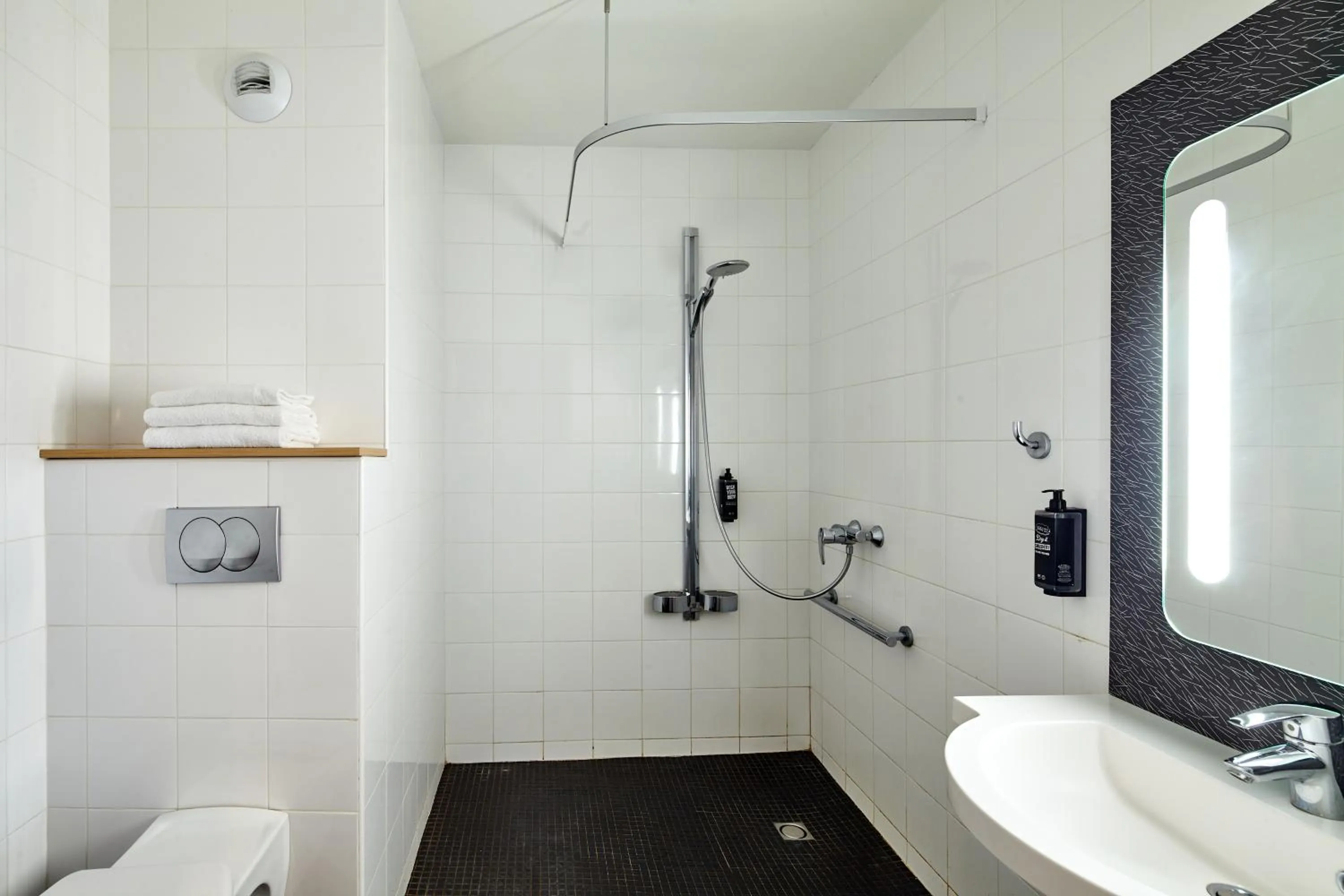 Bathroom in B&B HOTEL Versailles Le Chesnay