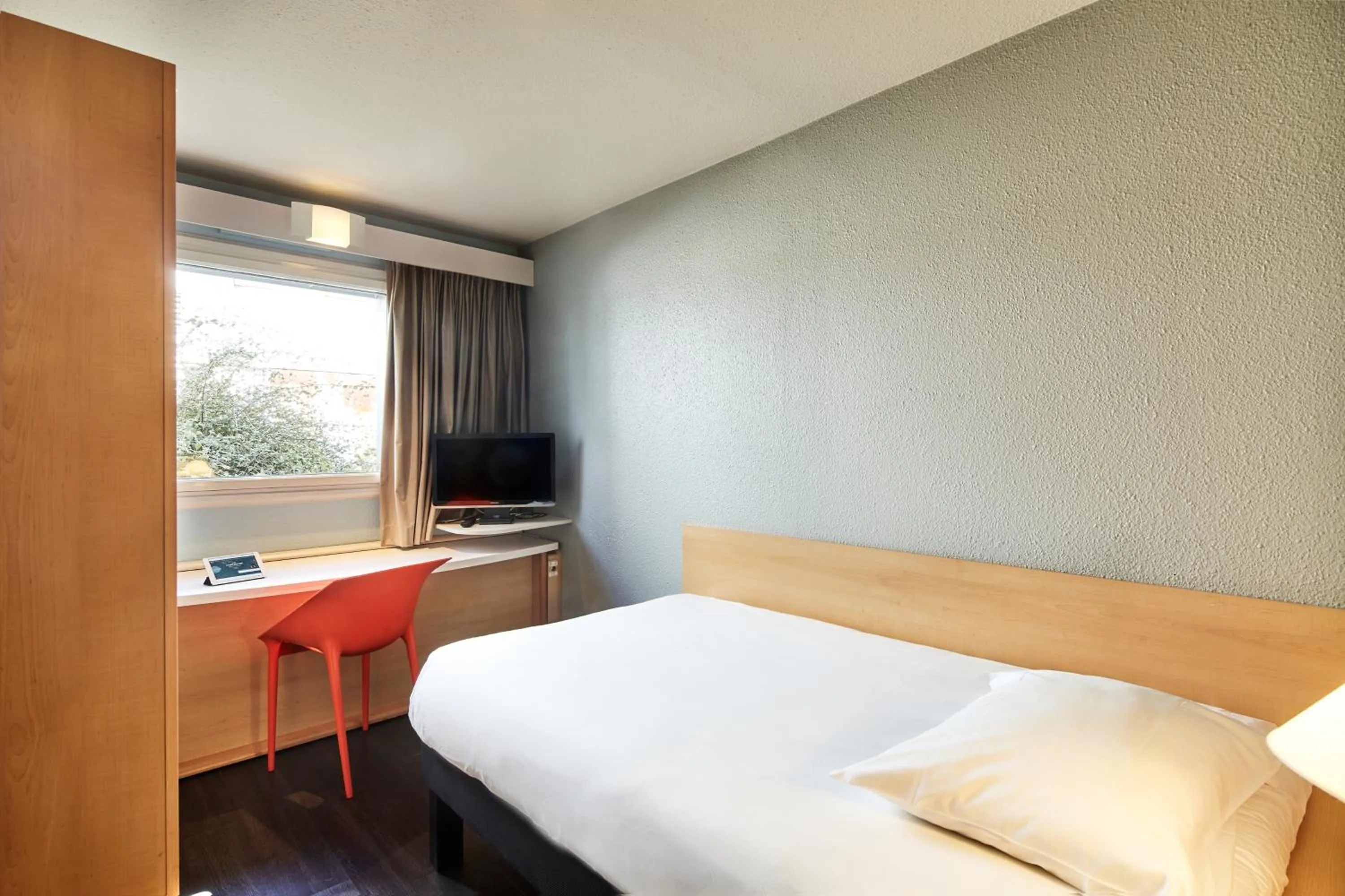 Bedroom, Bed in B&B HOTEL Versailles Le Chesnay