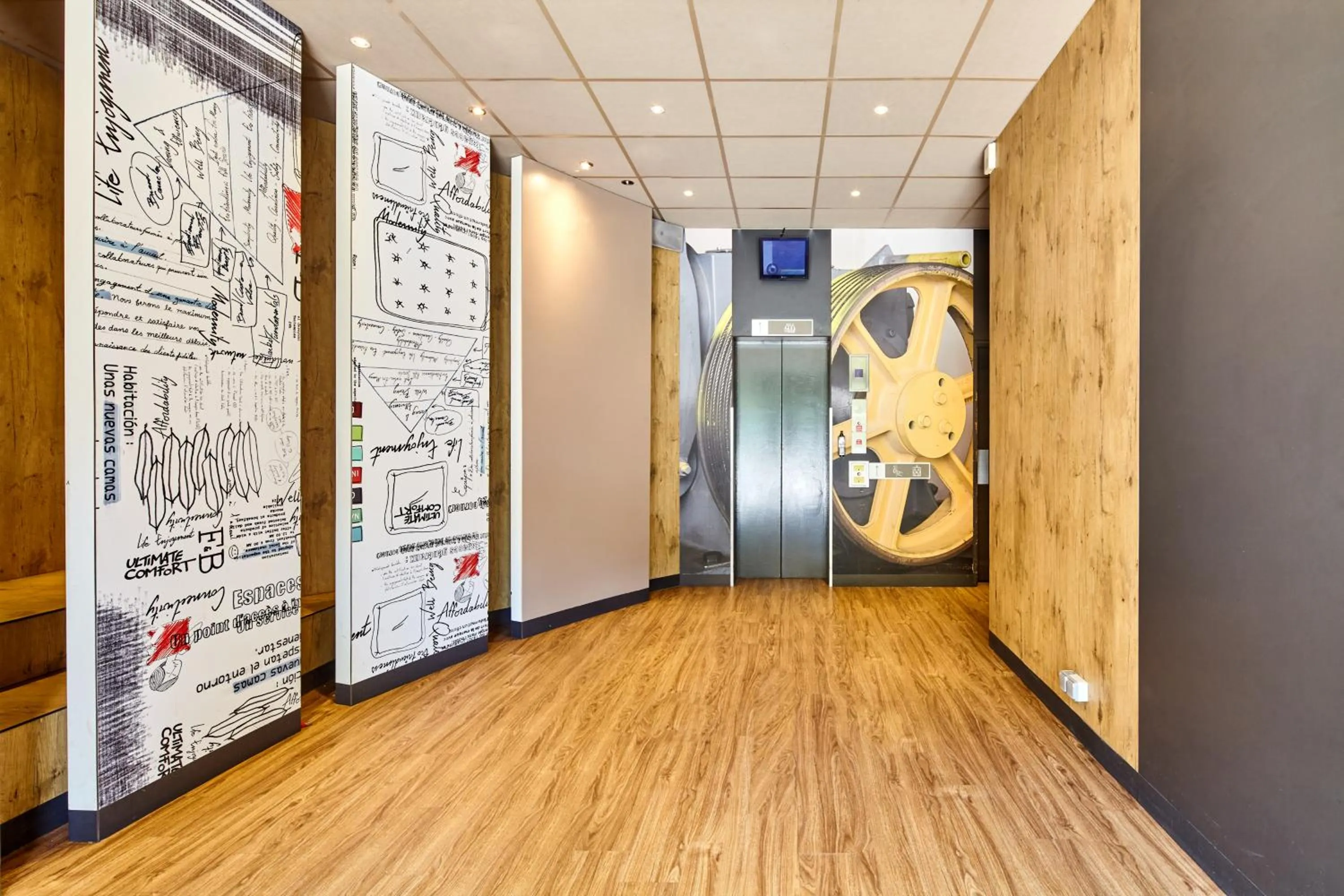 Decorative detail in B&B HOTEL Versailles Le Chesnay