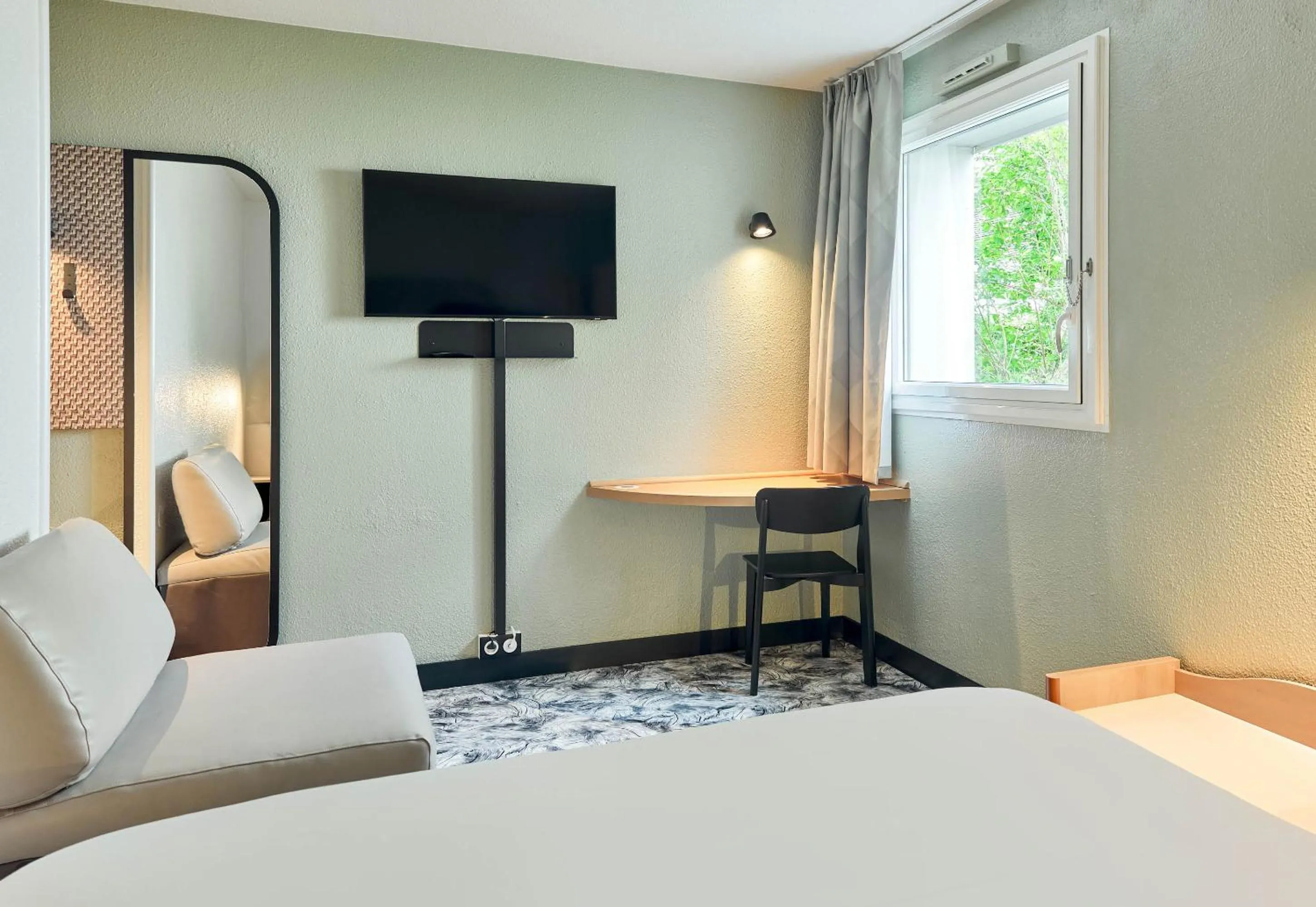 Bedroom, Bed in B&B HOTEL Versailles Le Chesnay