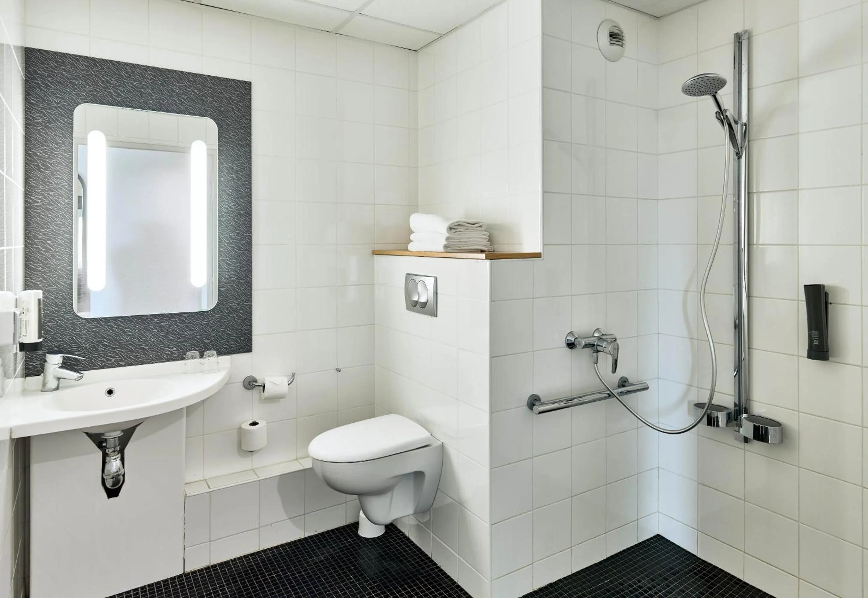 Bathroom in B&B HOTEL Versailles Le Chesnay