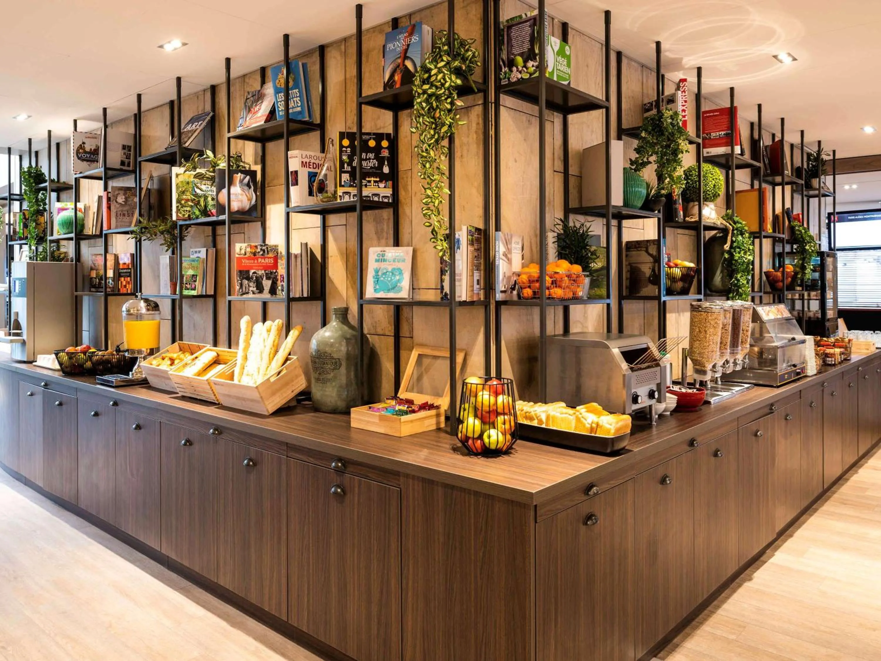 Restaurant/places to eat in ibis Paris Alesia Montparnasse