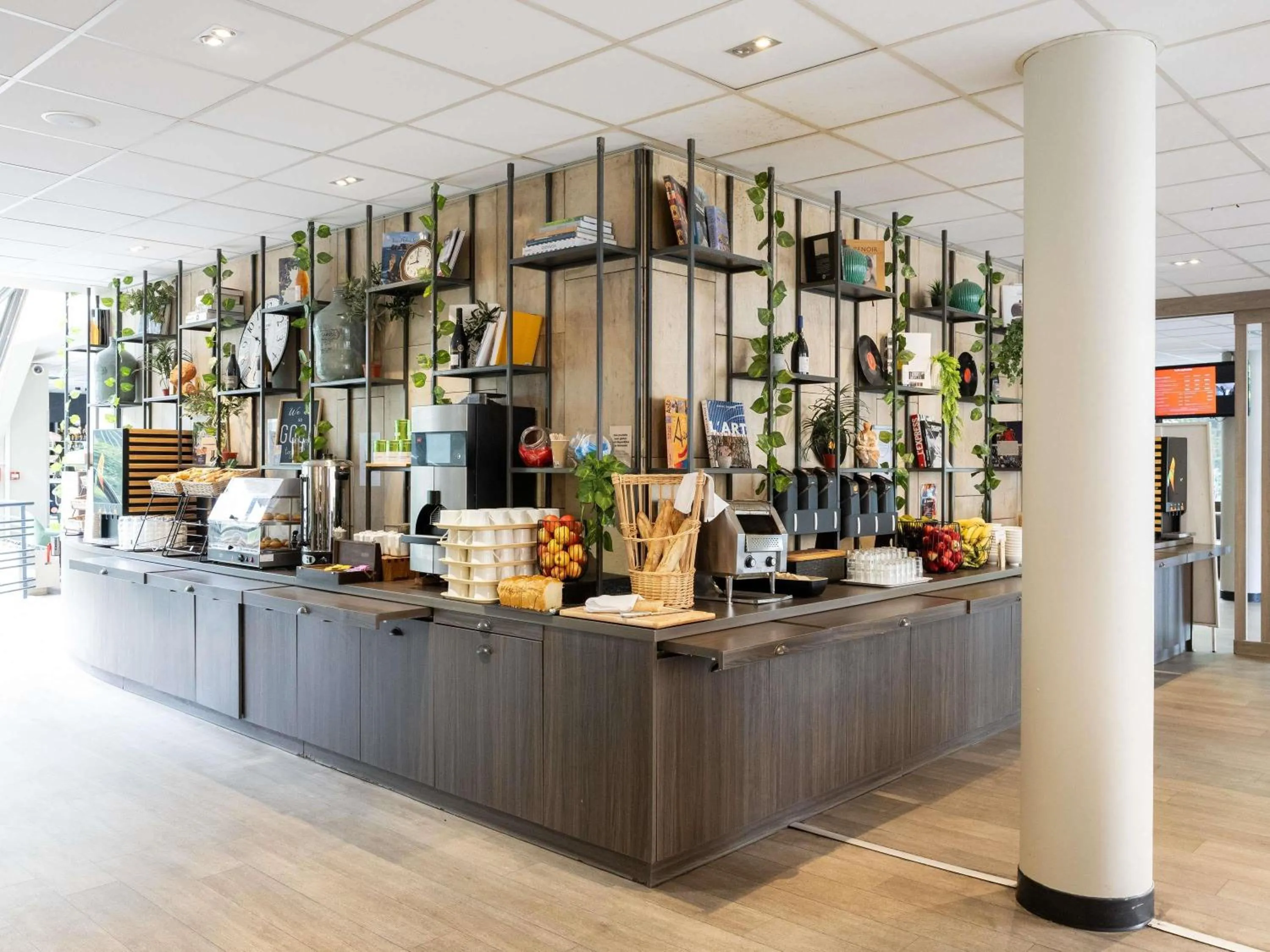 Restaurant/places to eat in ibis Paris Alesia Montparnasse