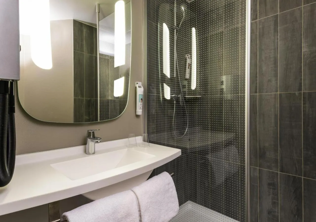 Shower in ibis Paris Alesia Montparnasse