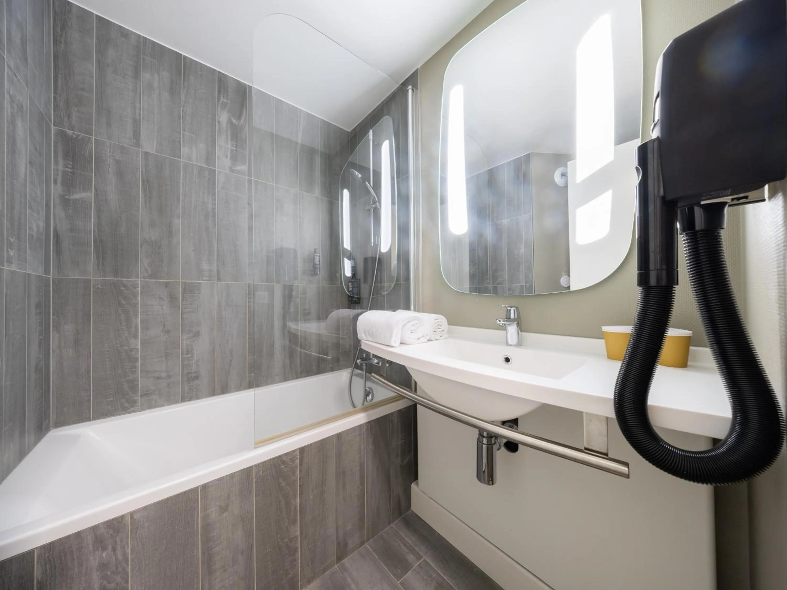 Bathroom in ibis Paris Alesia Montparnasse