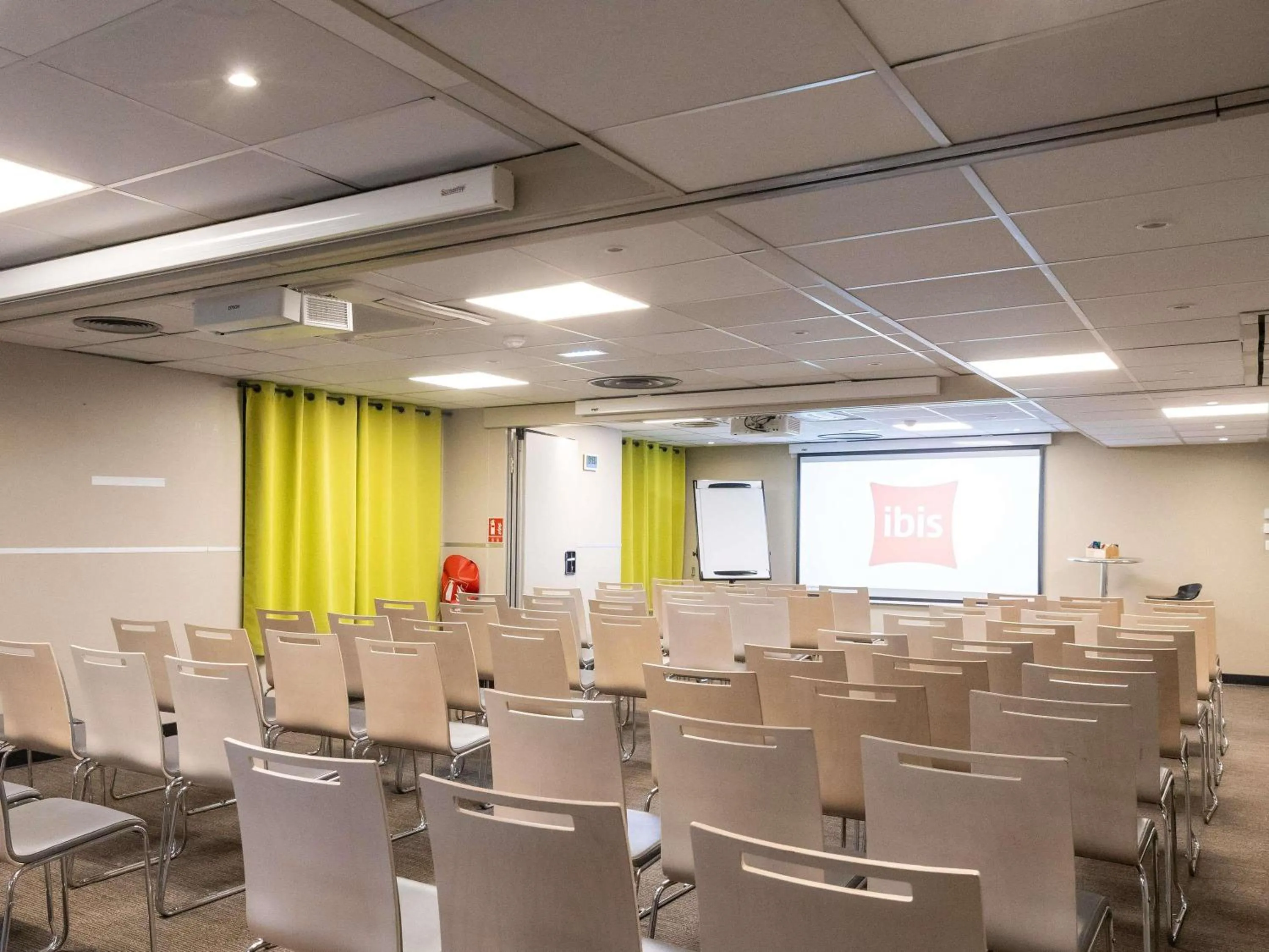 Meeting/conference room in ibis Paris Alesia Montparnasse