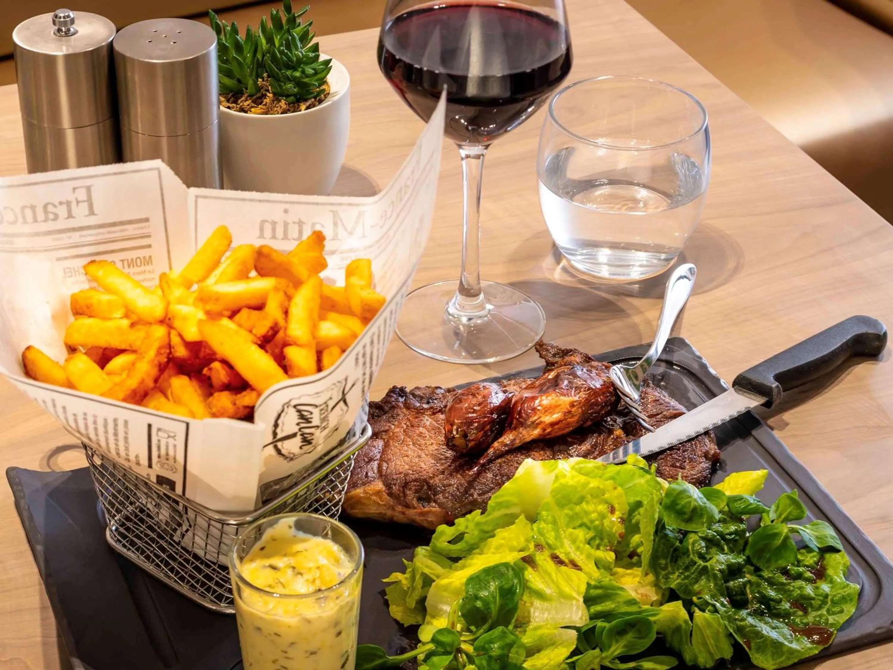 Restaurant/places to eat in ibis Paris Alesia Montparnasse