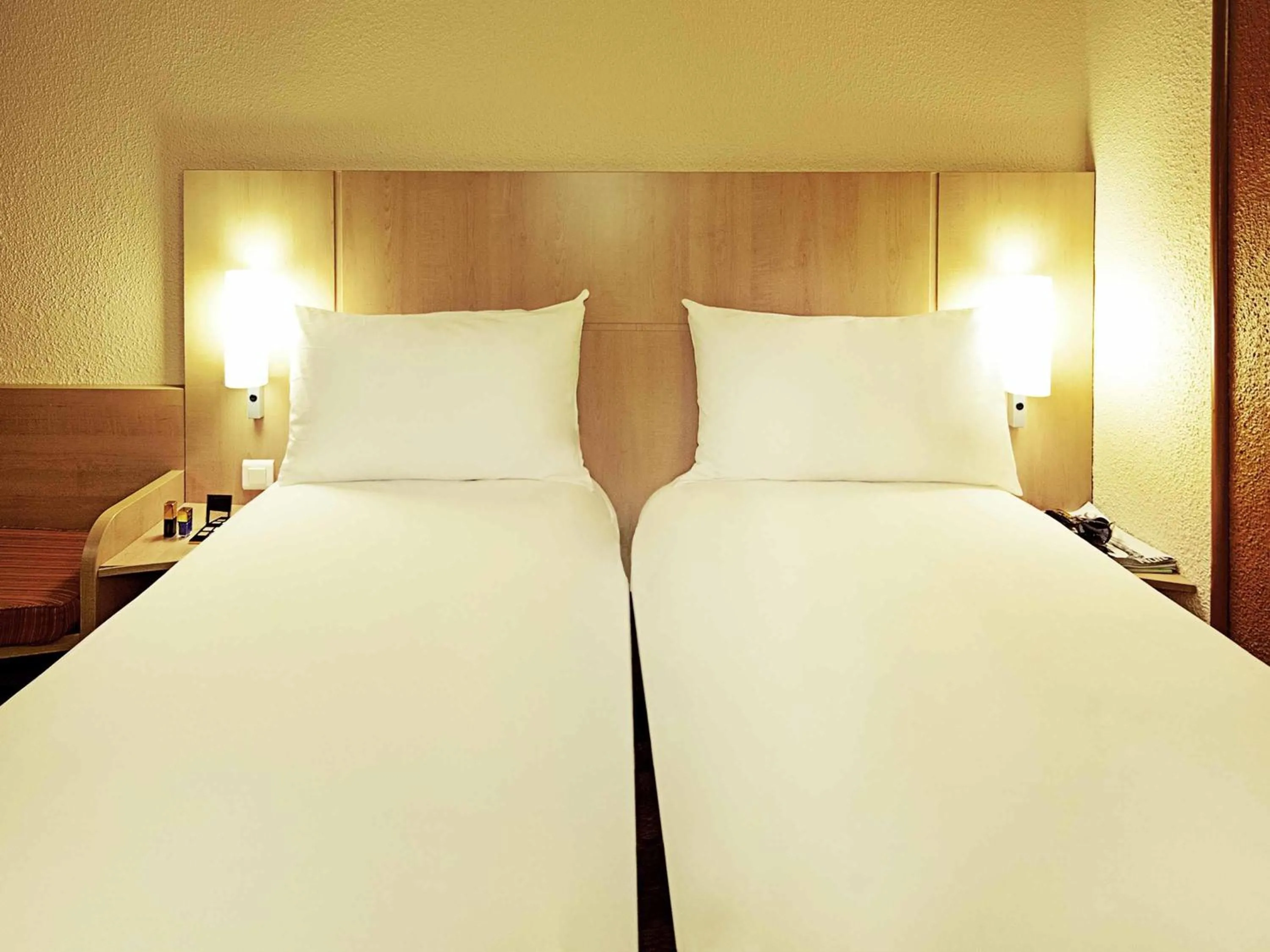 Bedroom, Bed in ibis Château de Fontainebleau