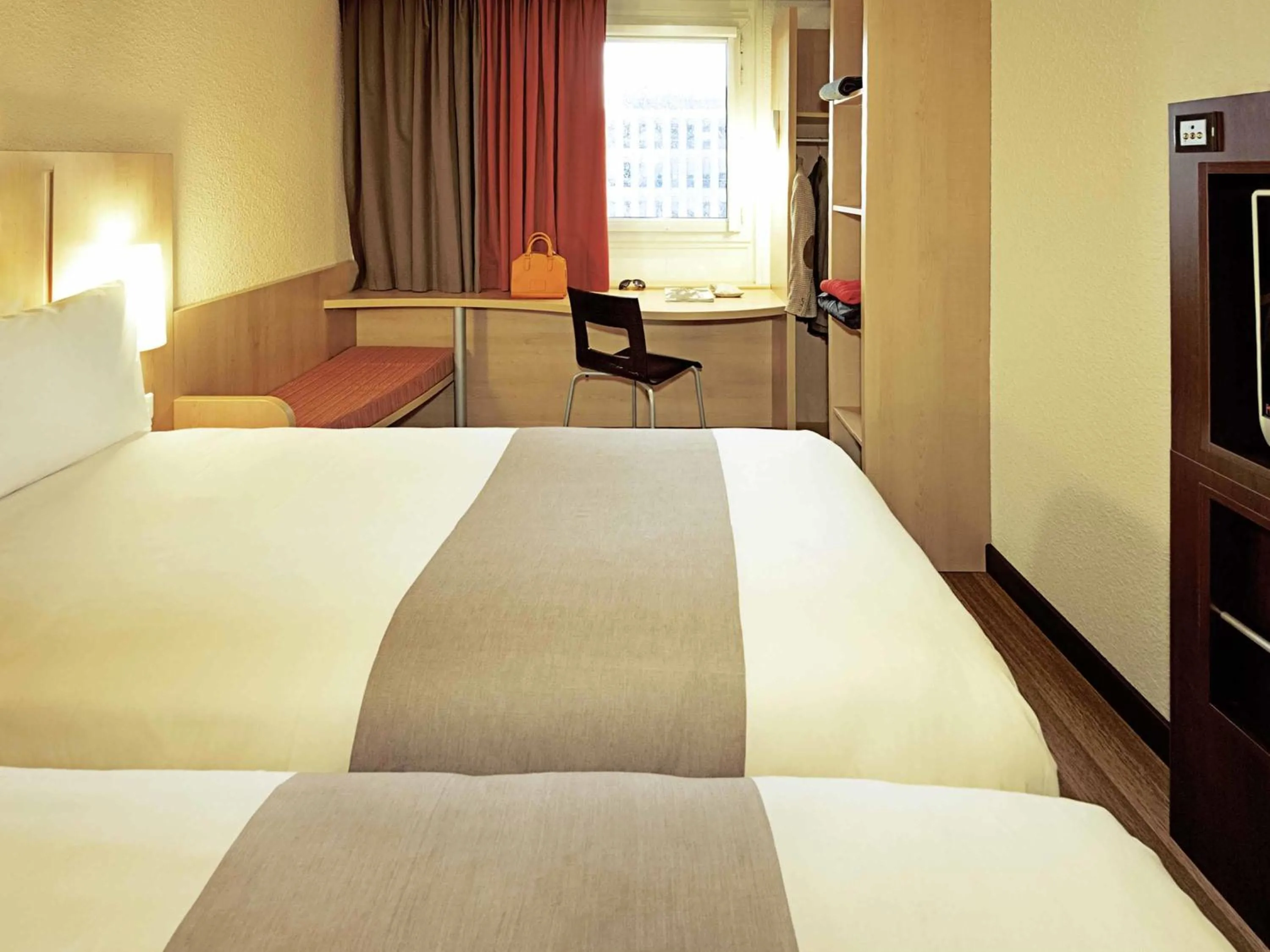 Bedroom, Bed in ibis Château de Fontainebleau