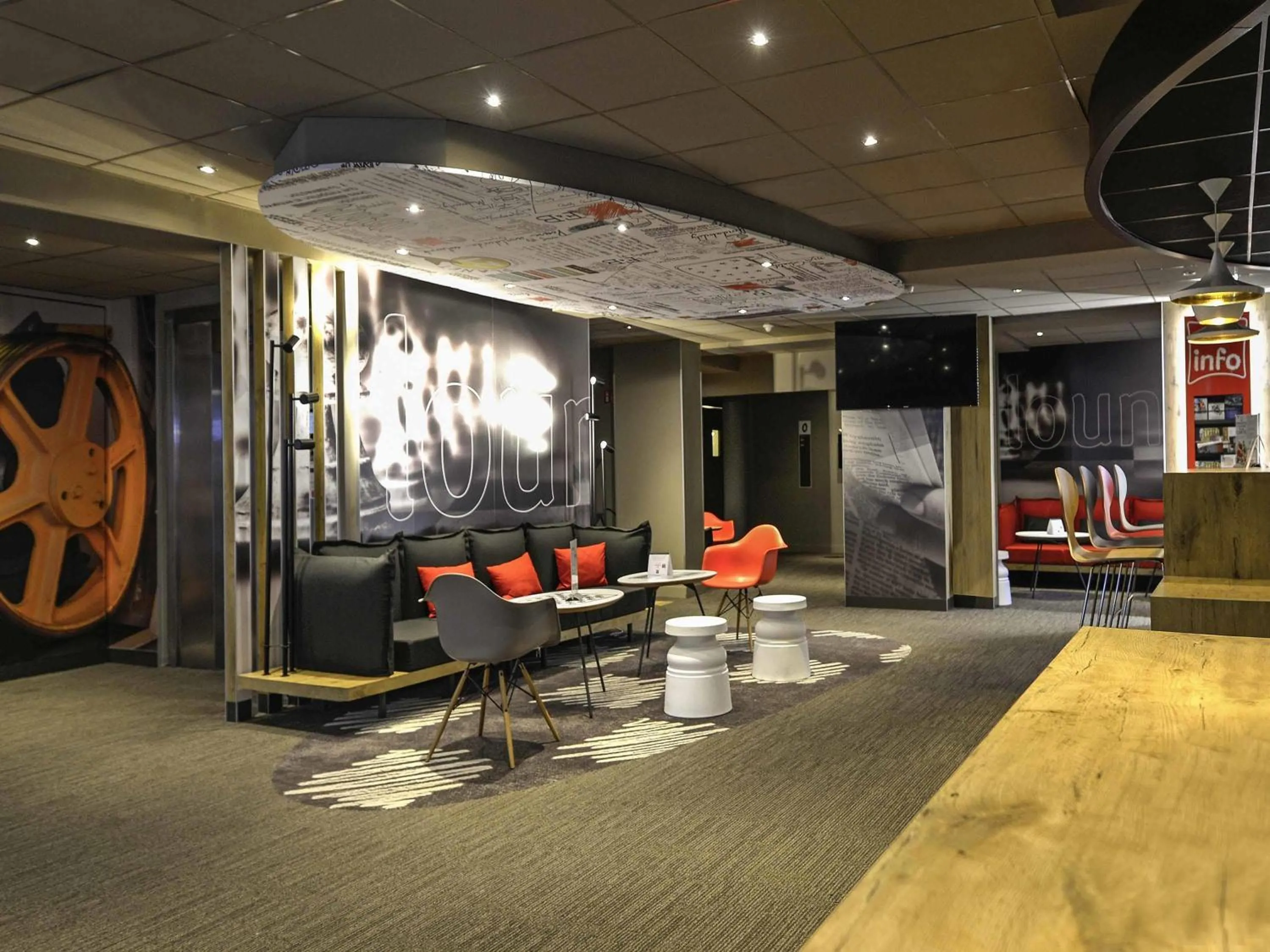 Lounge or bar in ibis Château de Fontainebleau