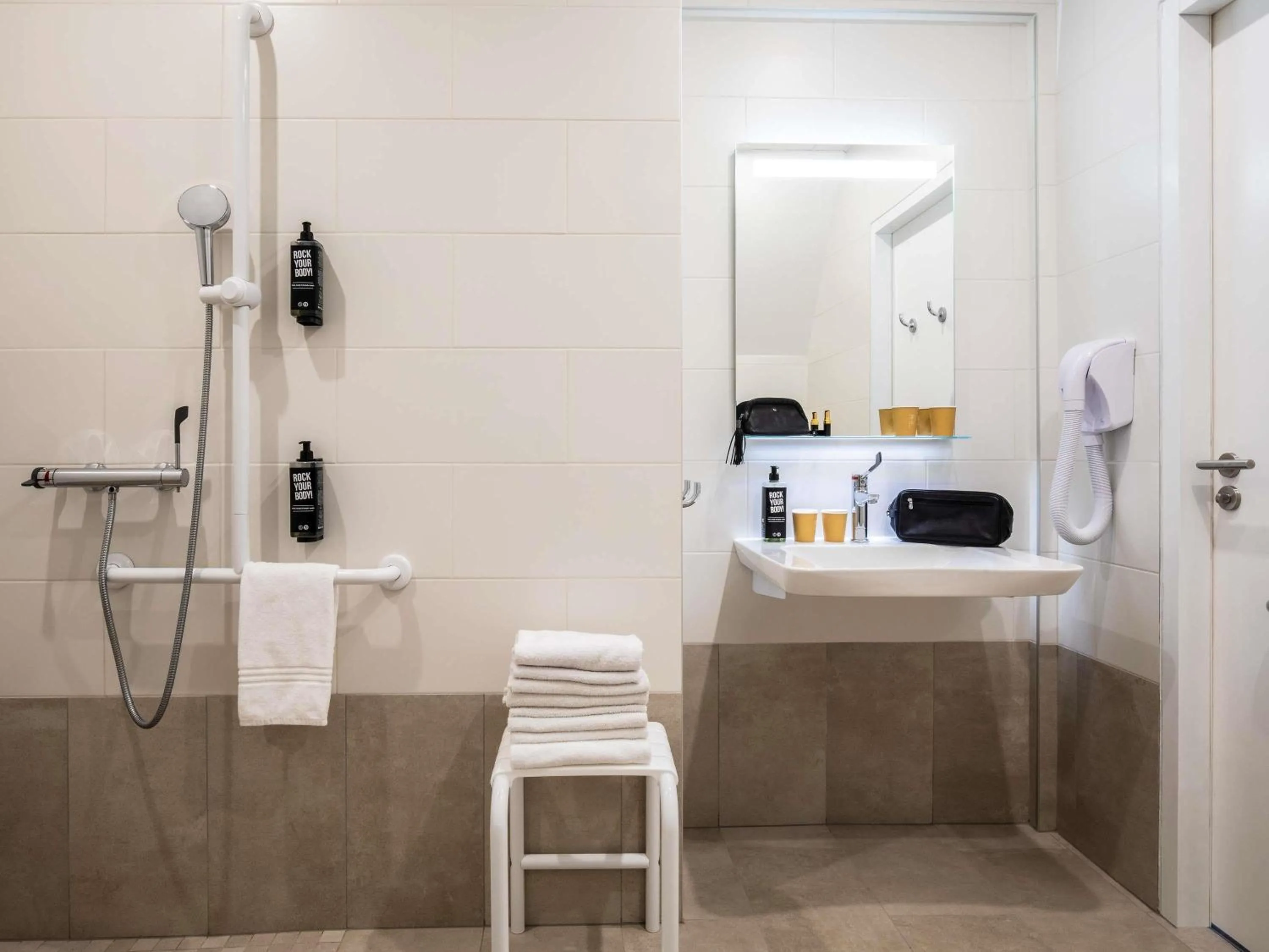 Bedroom in ibis Paris La Villette Cité des Sciences 19ème