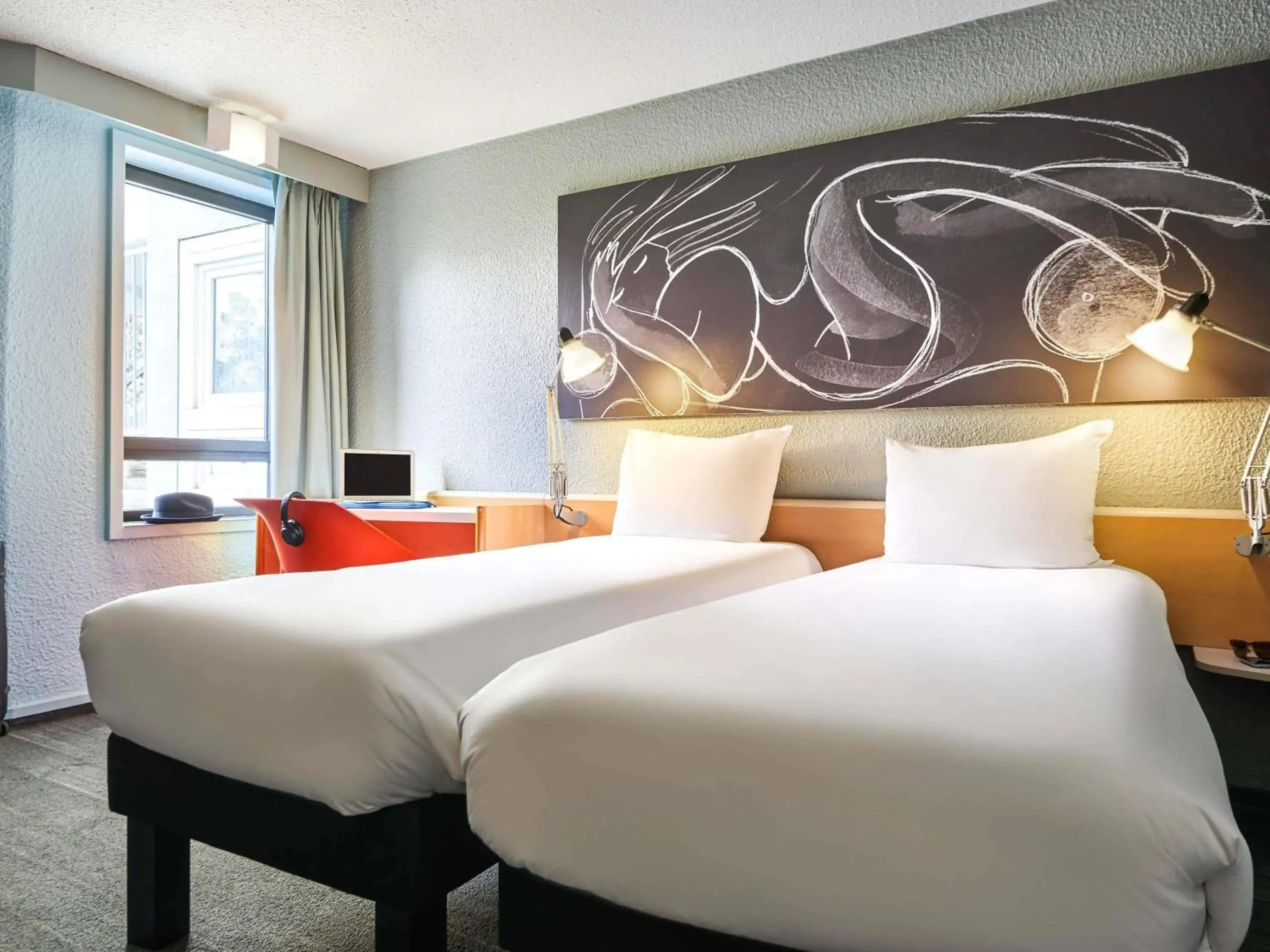 Standard Twin Room in ibis Paris La Villette Cité des Sciences 19ème Standard Twin Room in ibis Paris La Villette Cité des Sciences 19ème