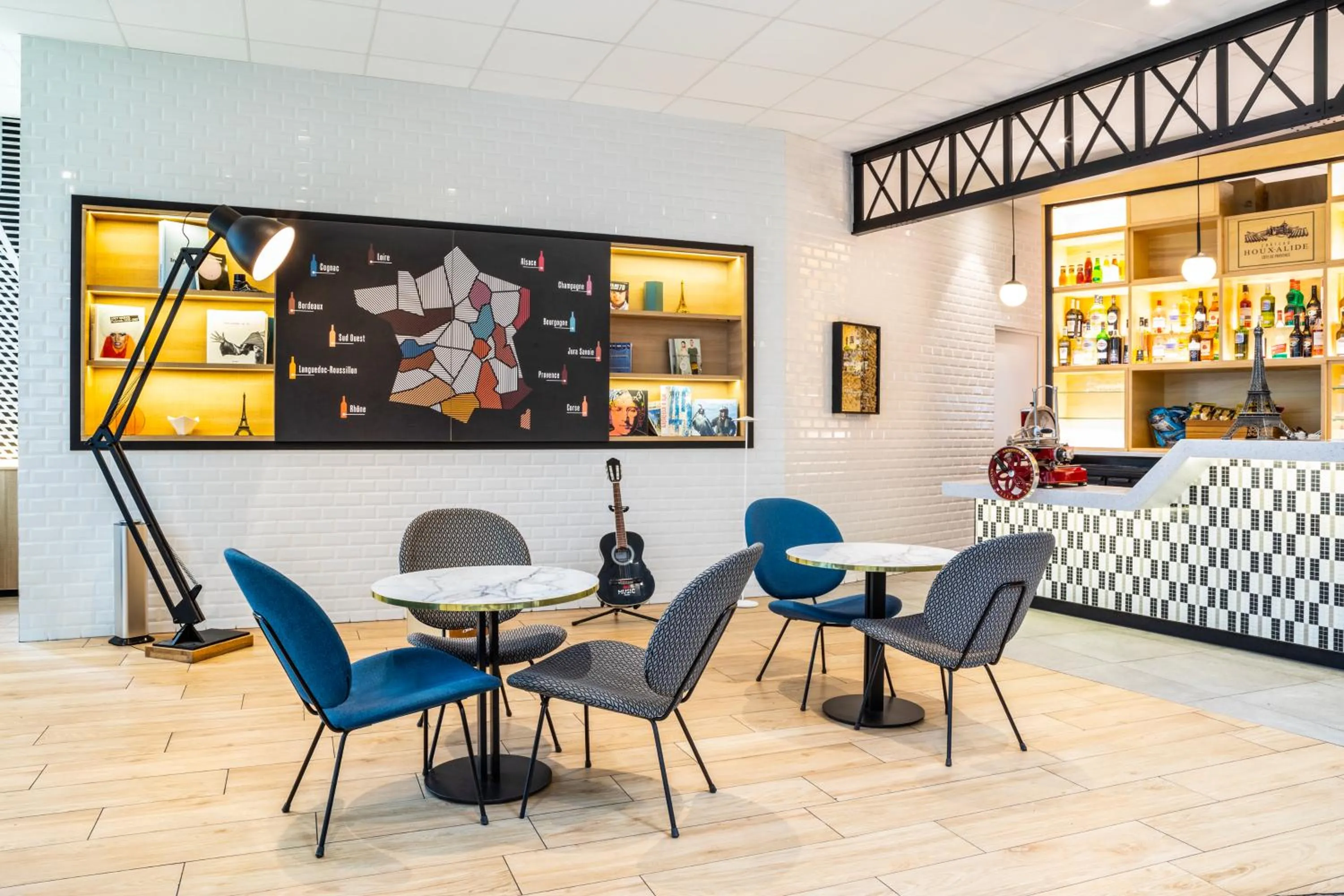 Lounge or bar in ibis Paris CDG Airport