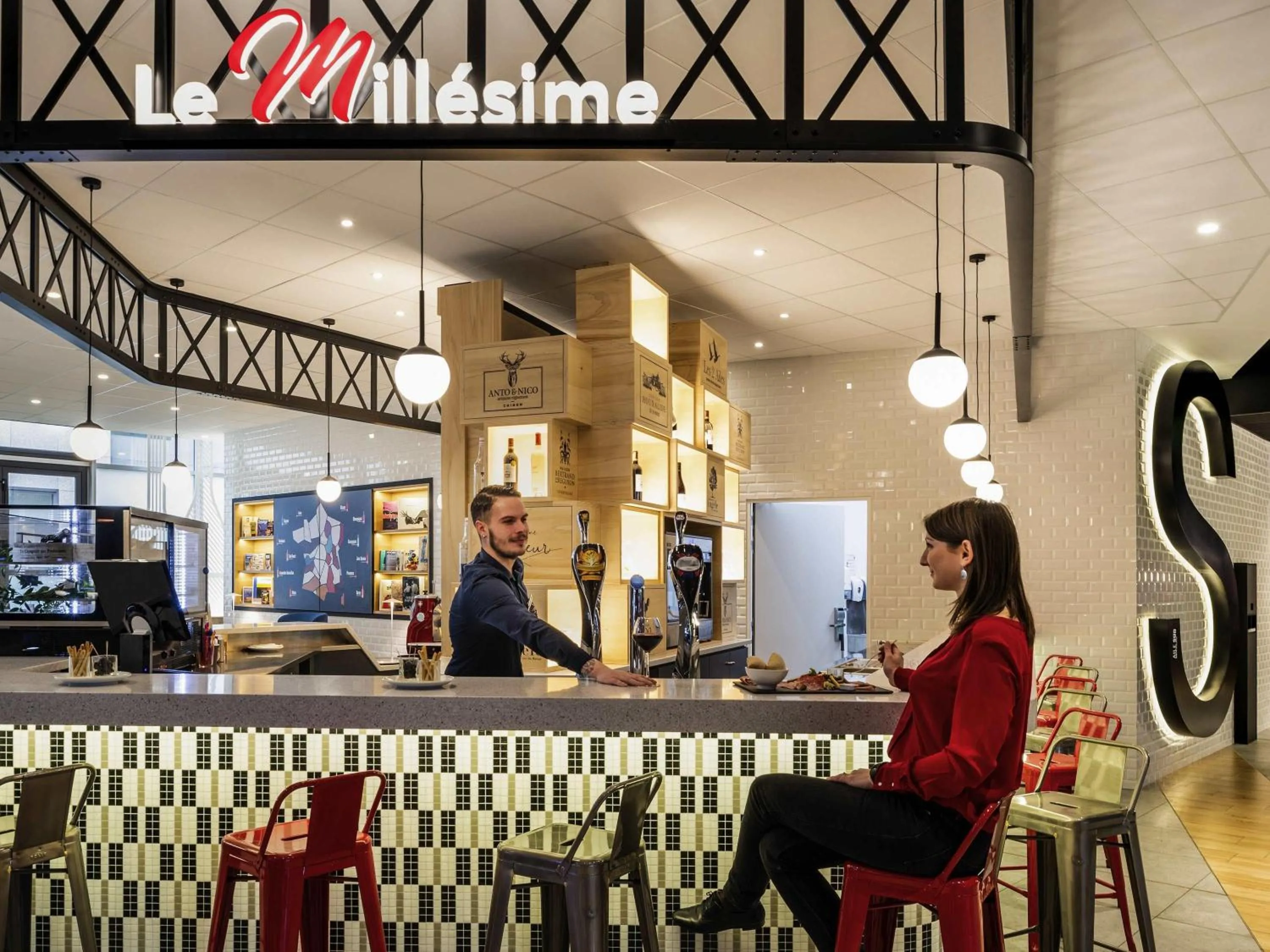 Lounge or bar in ibis Paris CDG Airport