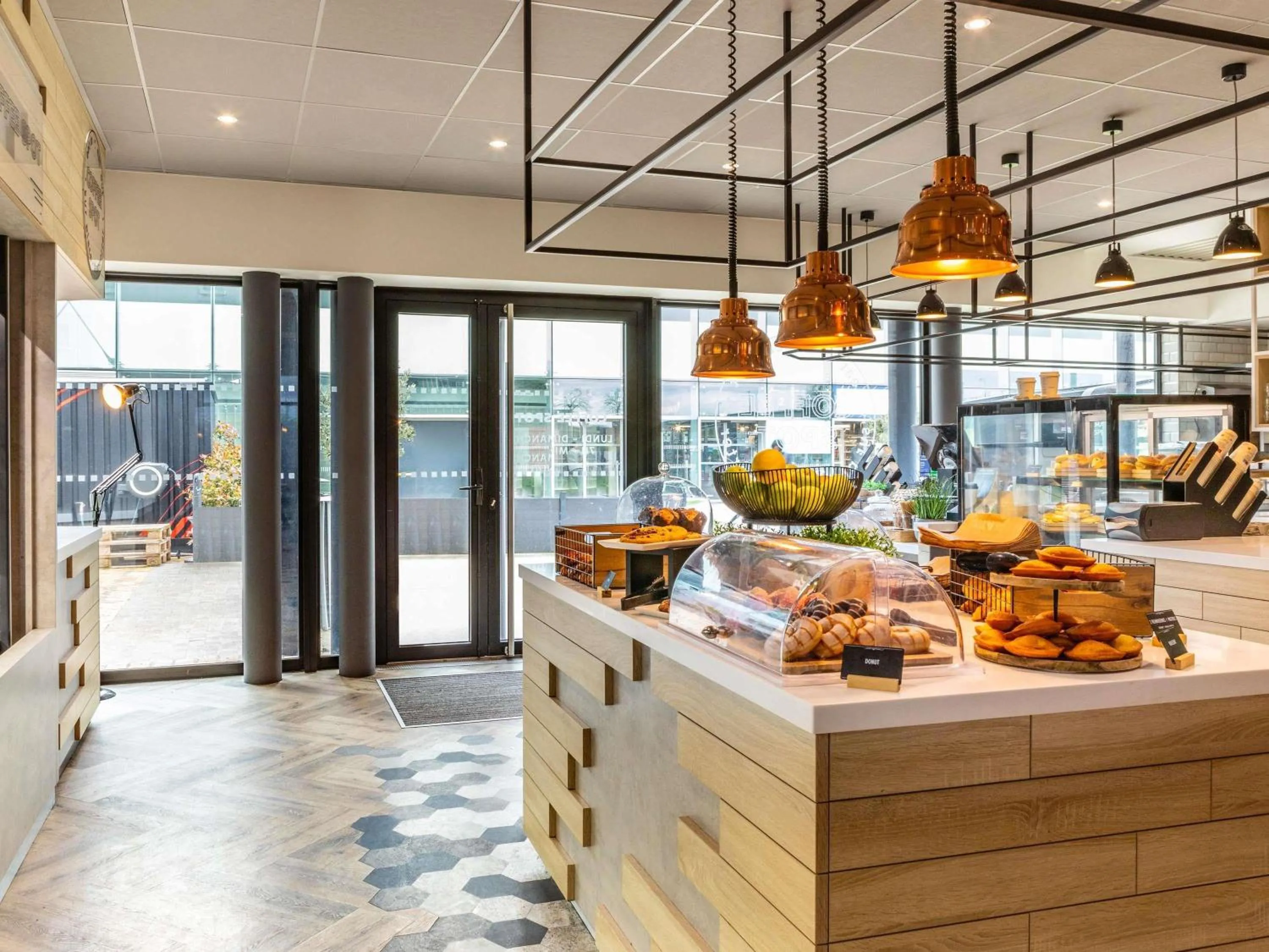 Lounge or bar in ibis Paris CDG Airport