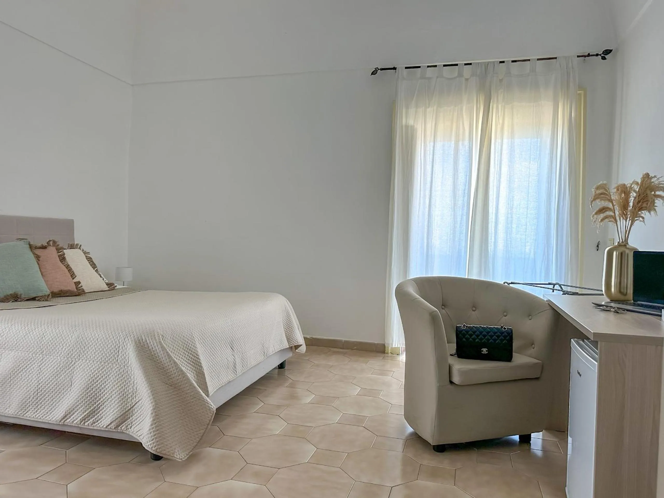 Bed in Flowers apartments & rooms