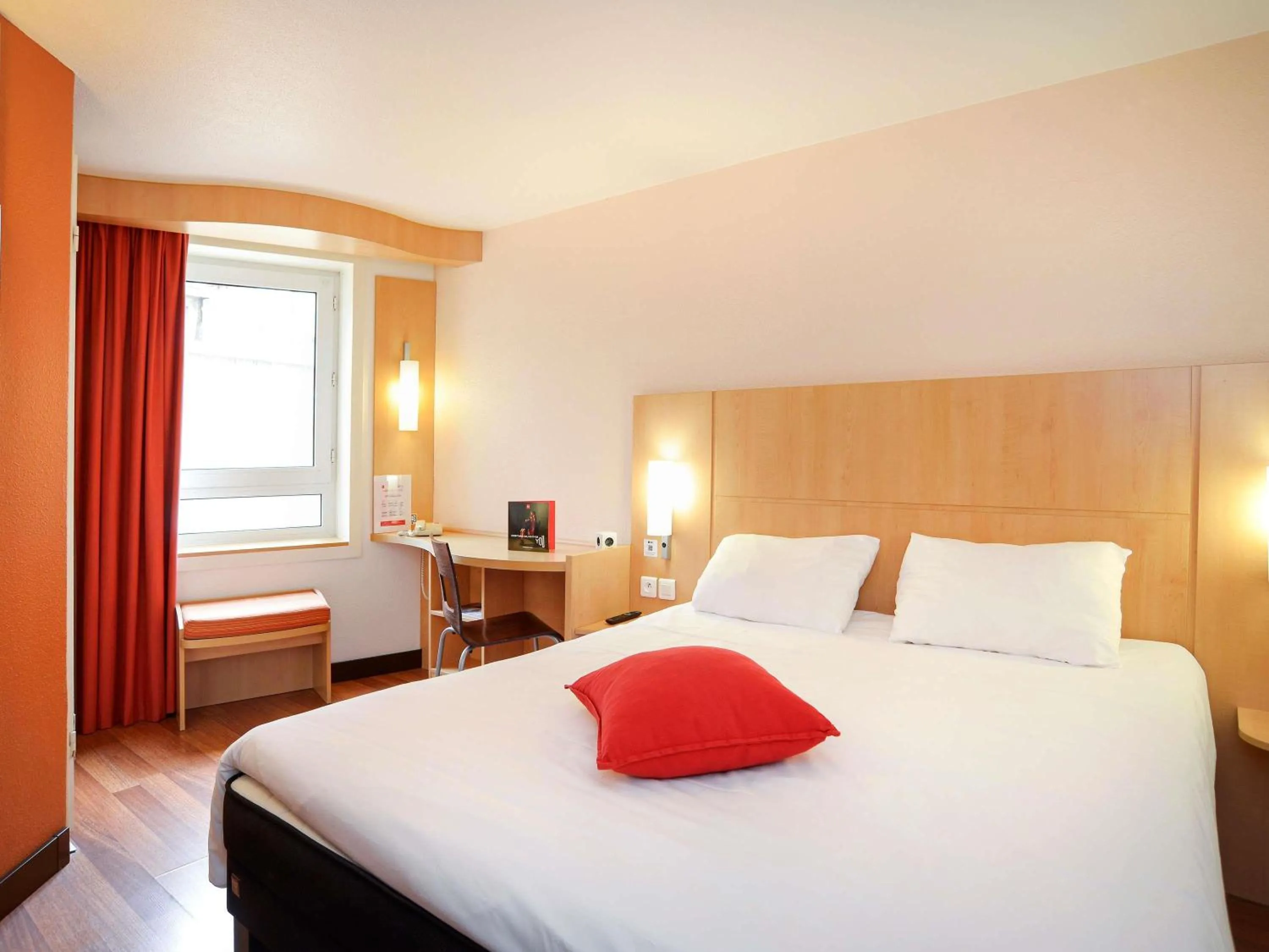 Bedroom, Bed in ibis Toulouse Centre
