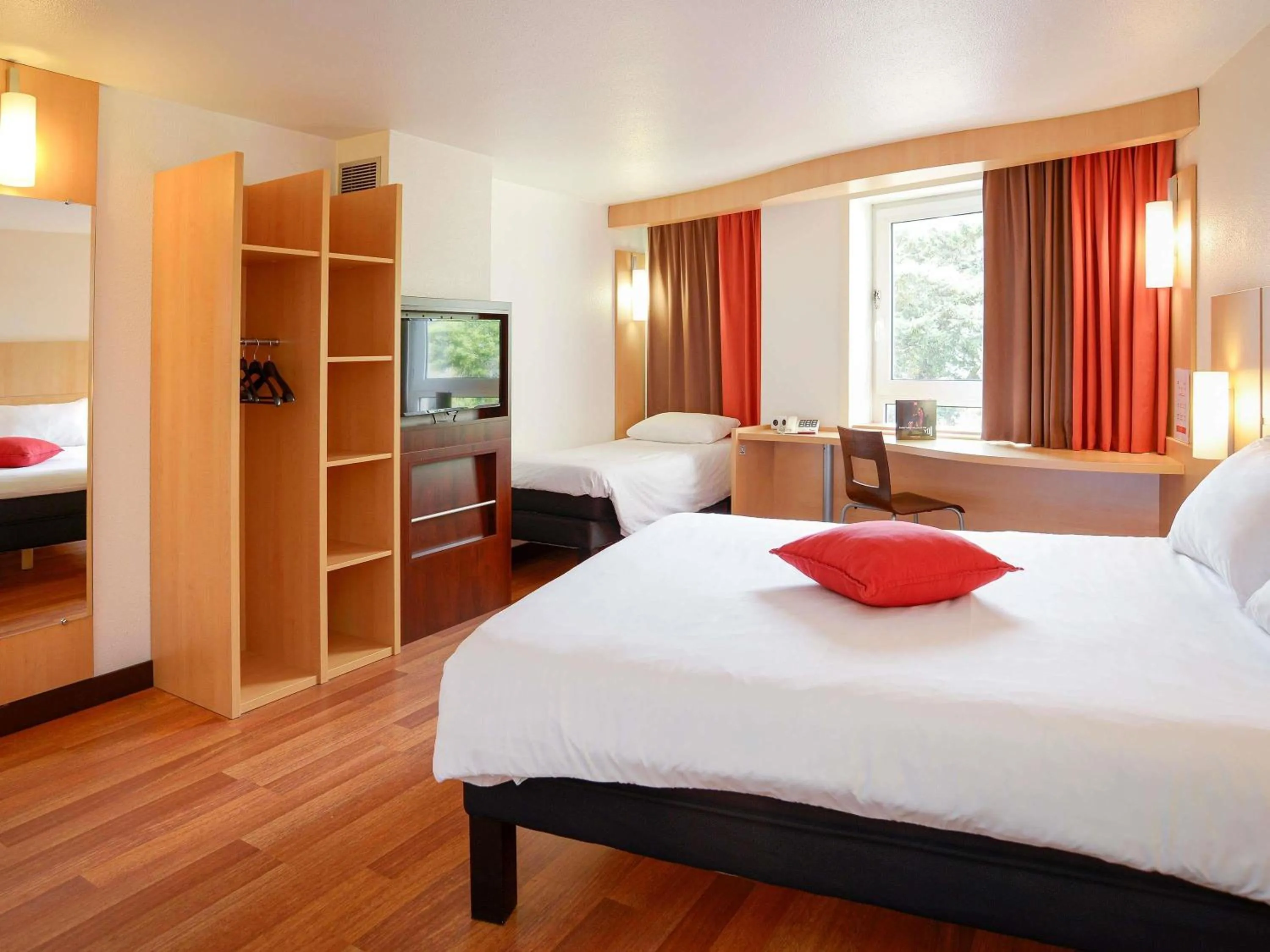 Bedroom, Bed in ibis Toulouse Centre