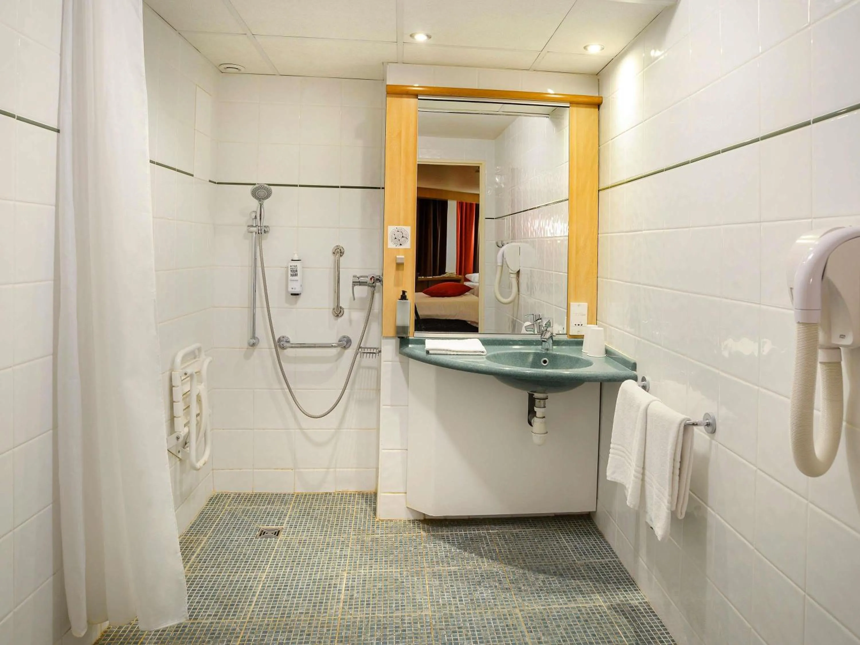 Bedroom in ibis Toulouse Centre